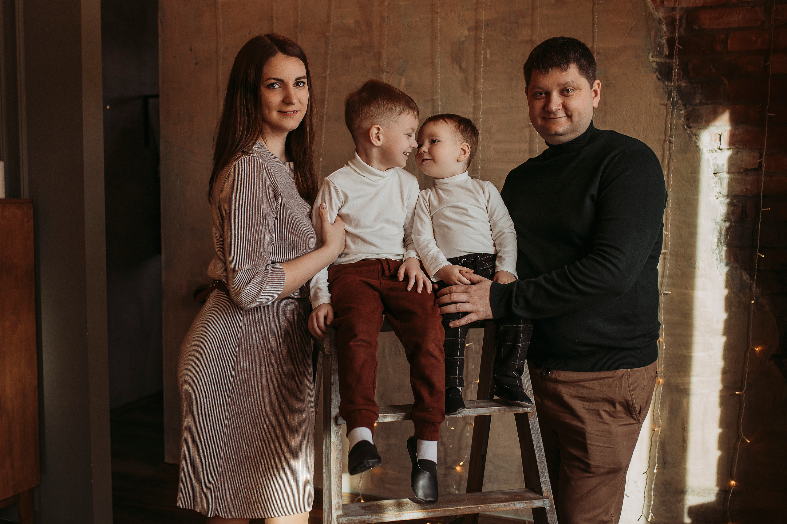 Семейная фотосессия в студии. Семейный фотограф в Краснодаре Коломыцева Евгения