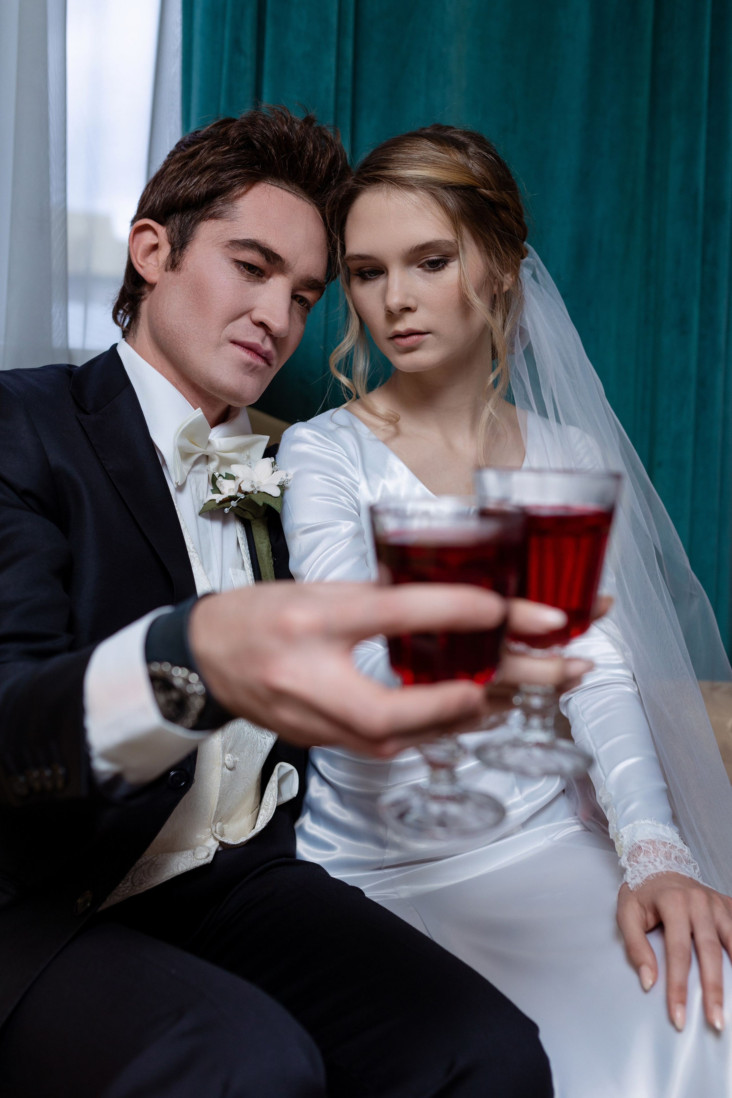 Жених и невеста держат бокалы крупным планом.
