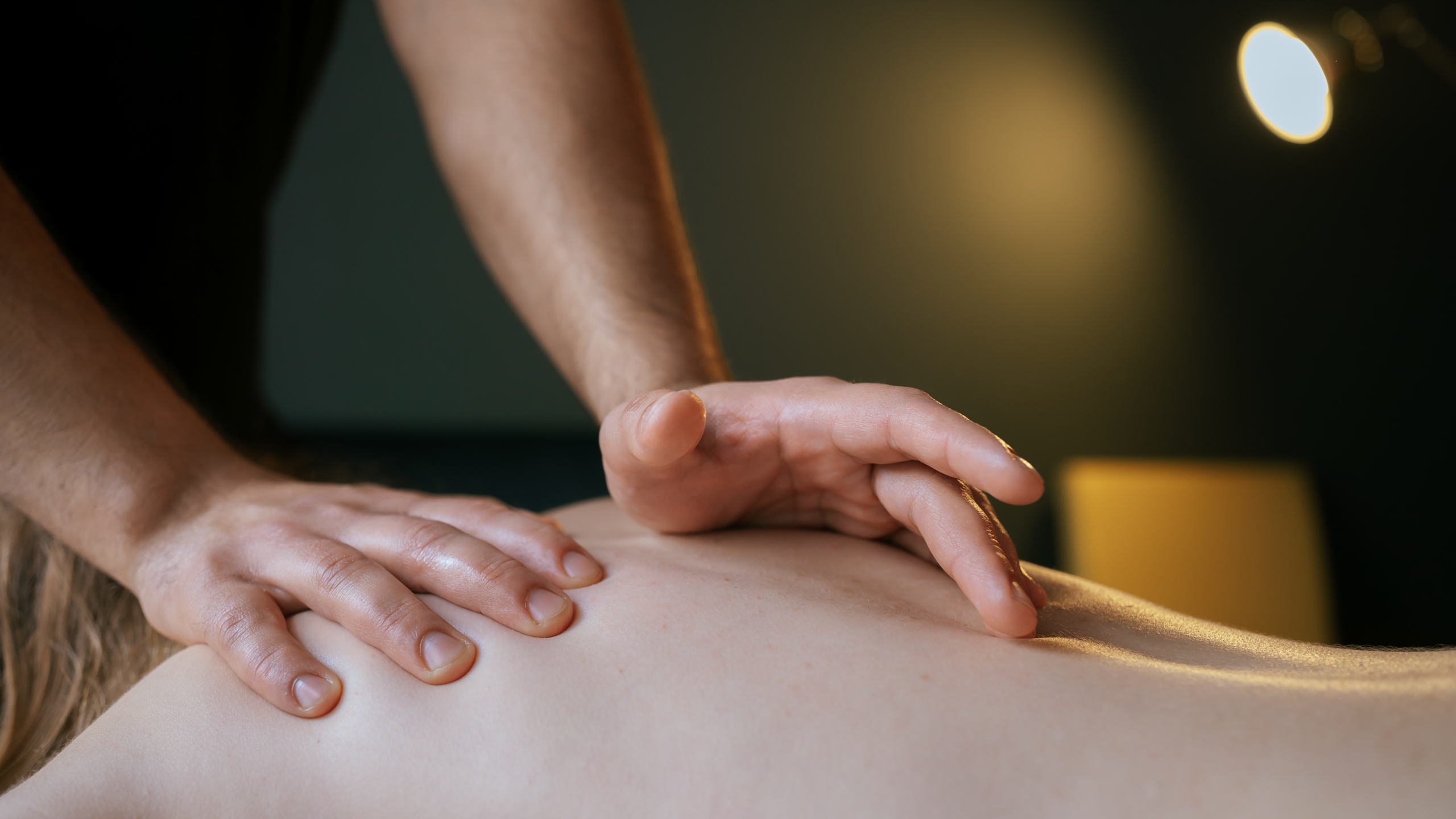 Крупный план рук, постановочная фотография. Массаж спины