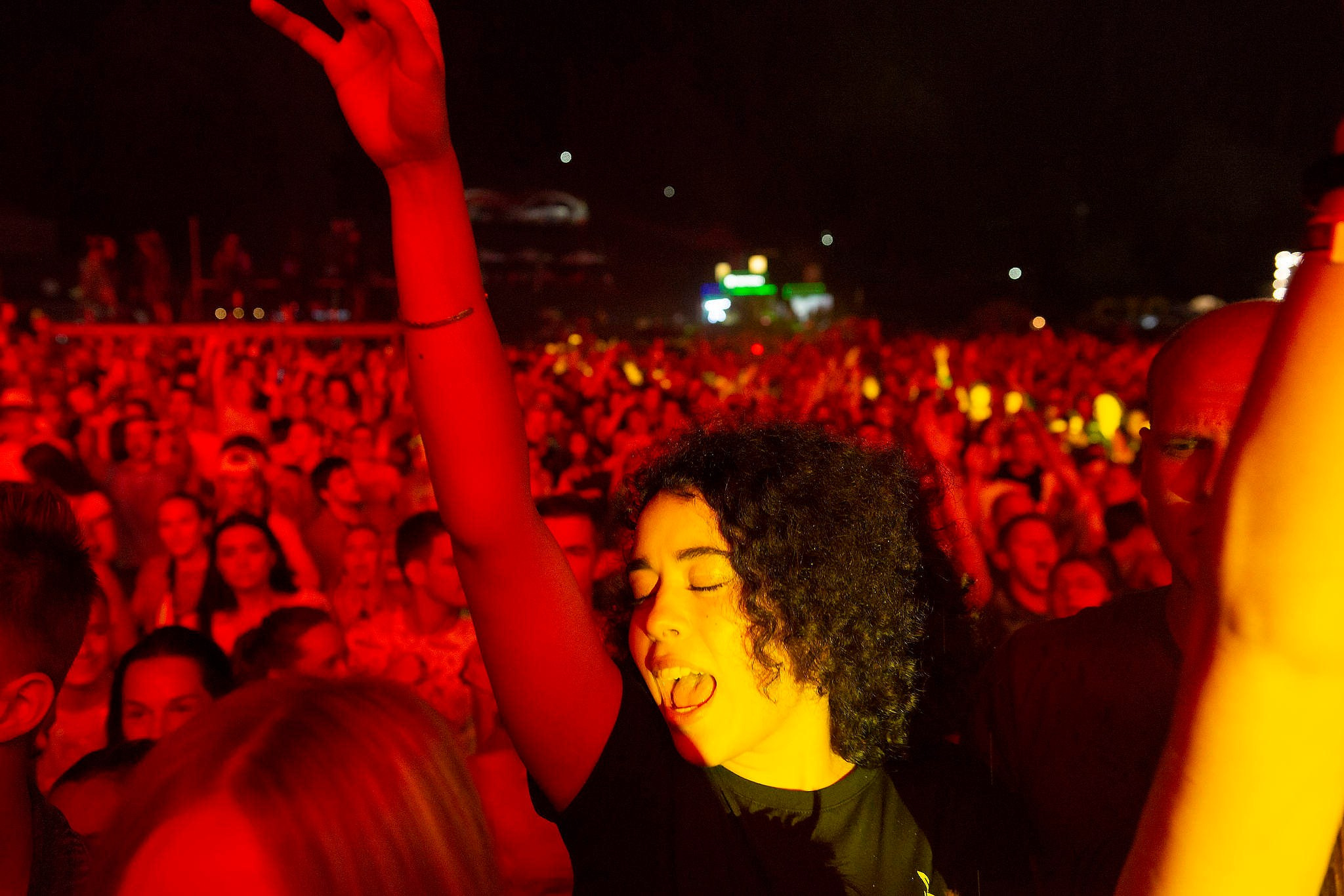 Зрители на музыкальном фестивале в Красной Поляне. Съемка для компании Мегафон в 2019 году.