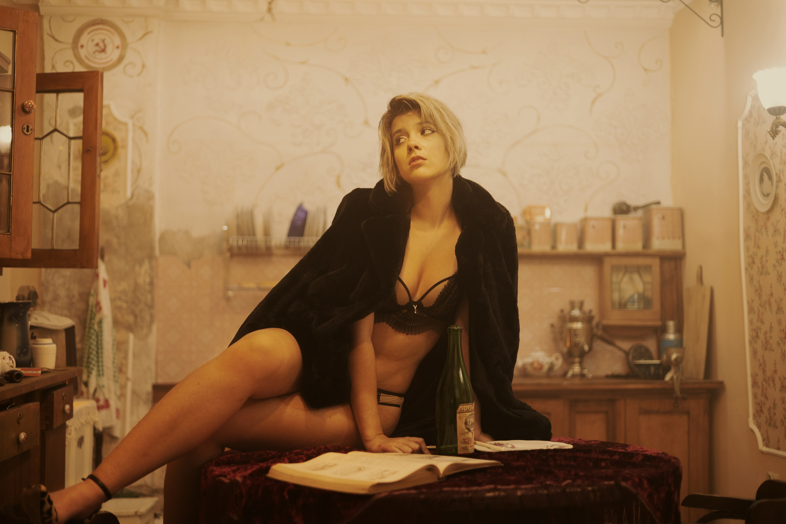 Сценическая фотосессия в постсоветском интерьере