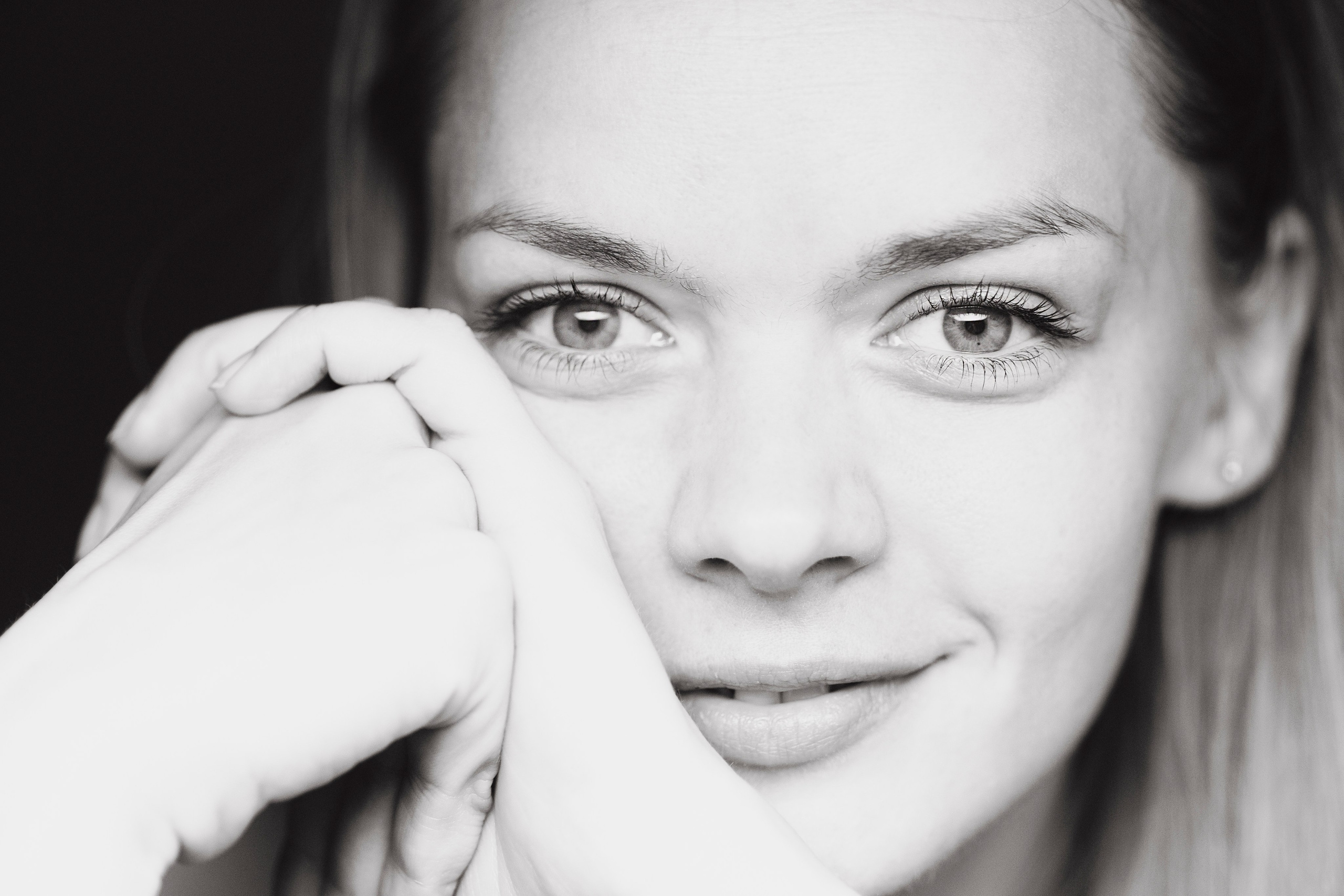 Портрет улыбающейся молодой женщины крупным планом