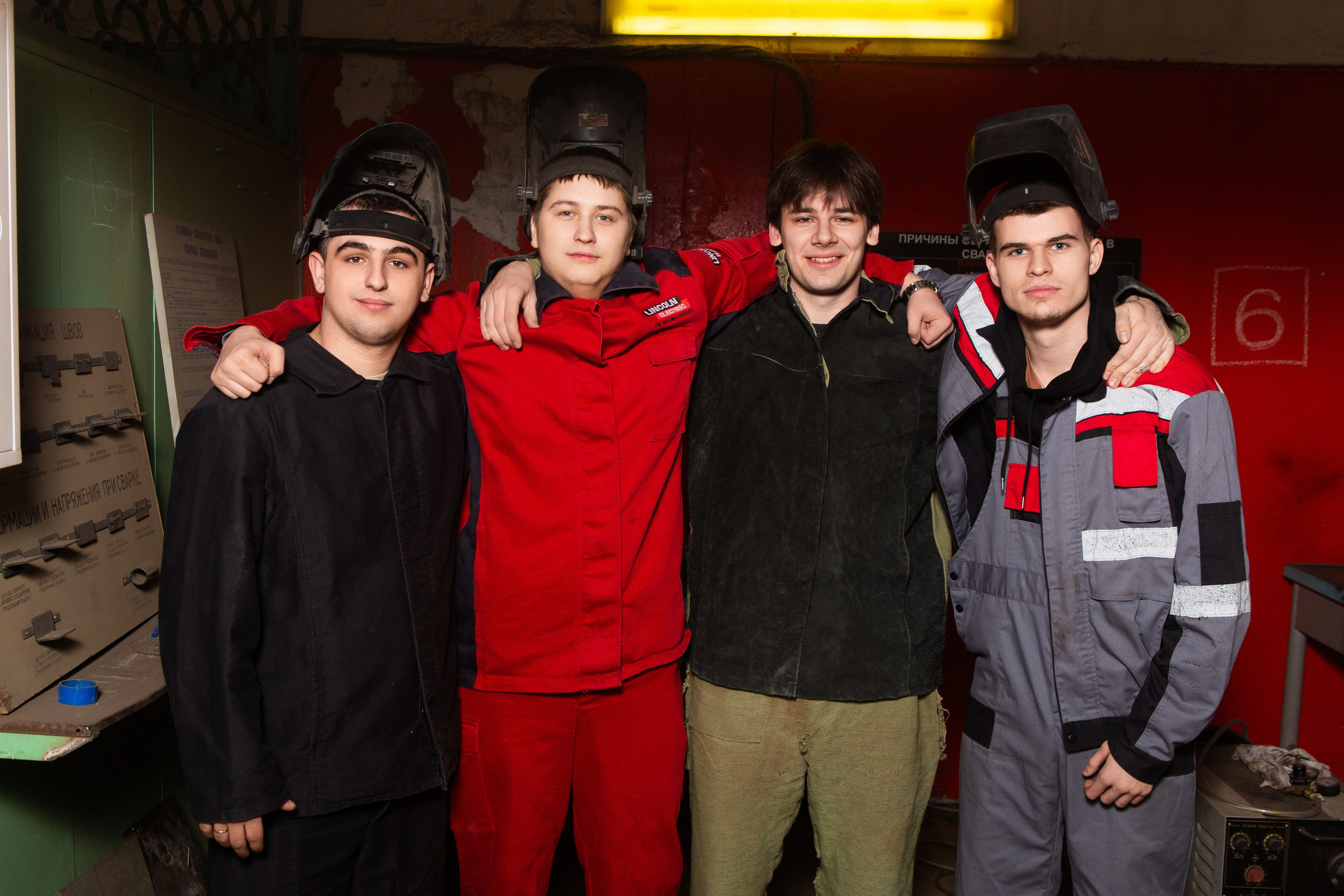 Фотосессия в Цеху для Выпускников Сварочного Производства | Твой Альбом Мценск. ТВОЙ АЛЬБОМ / ТВОИ ПРАВИЛА