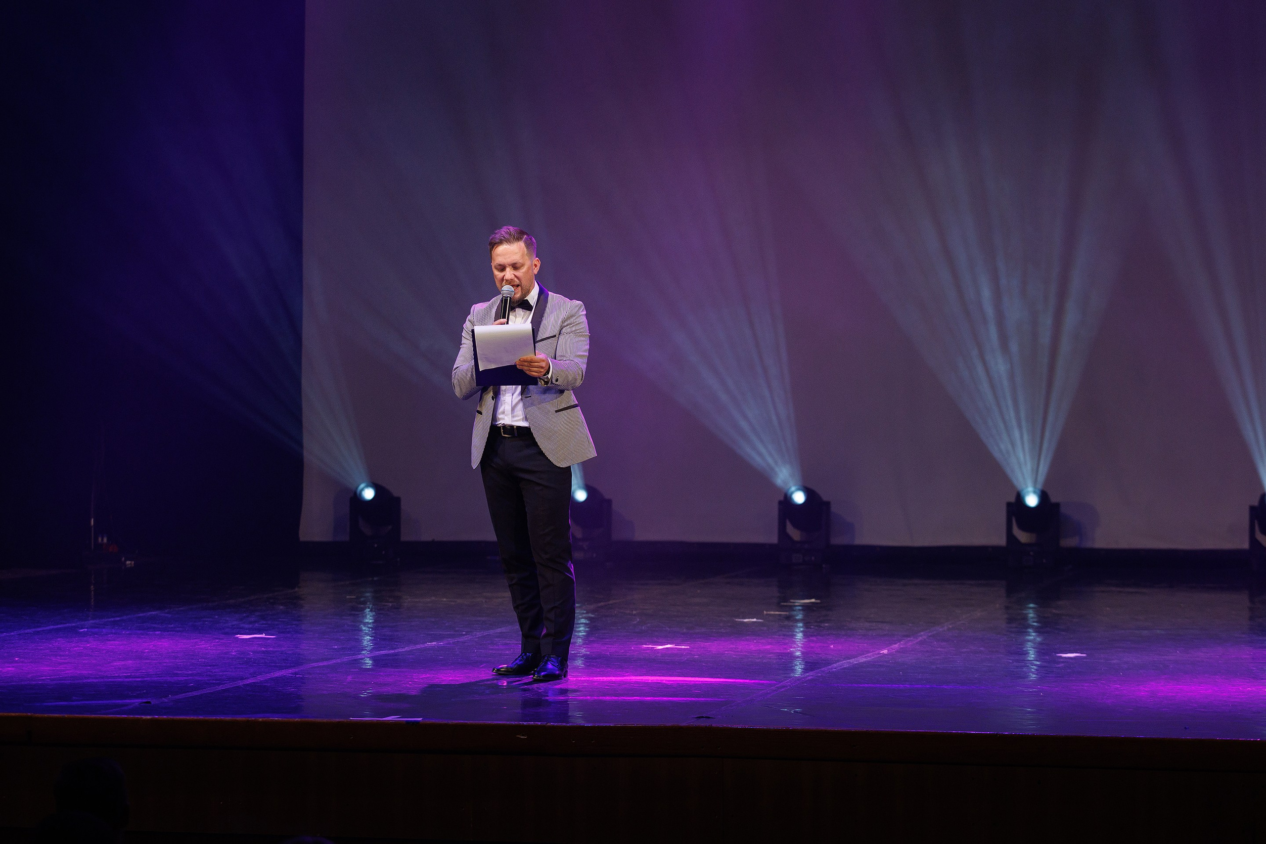 Репортажная фотосъемка отчетного концерта студии танцвев LilBallerine. Профессиональный фотограф в Новосибирске