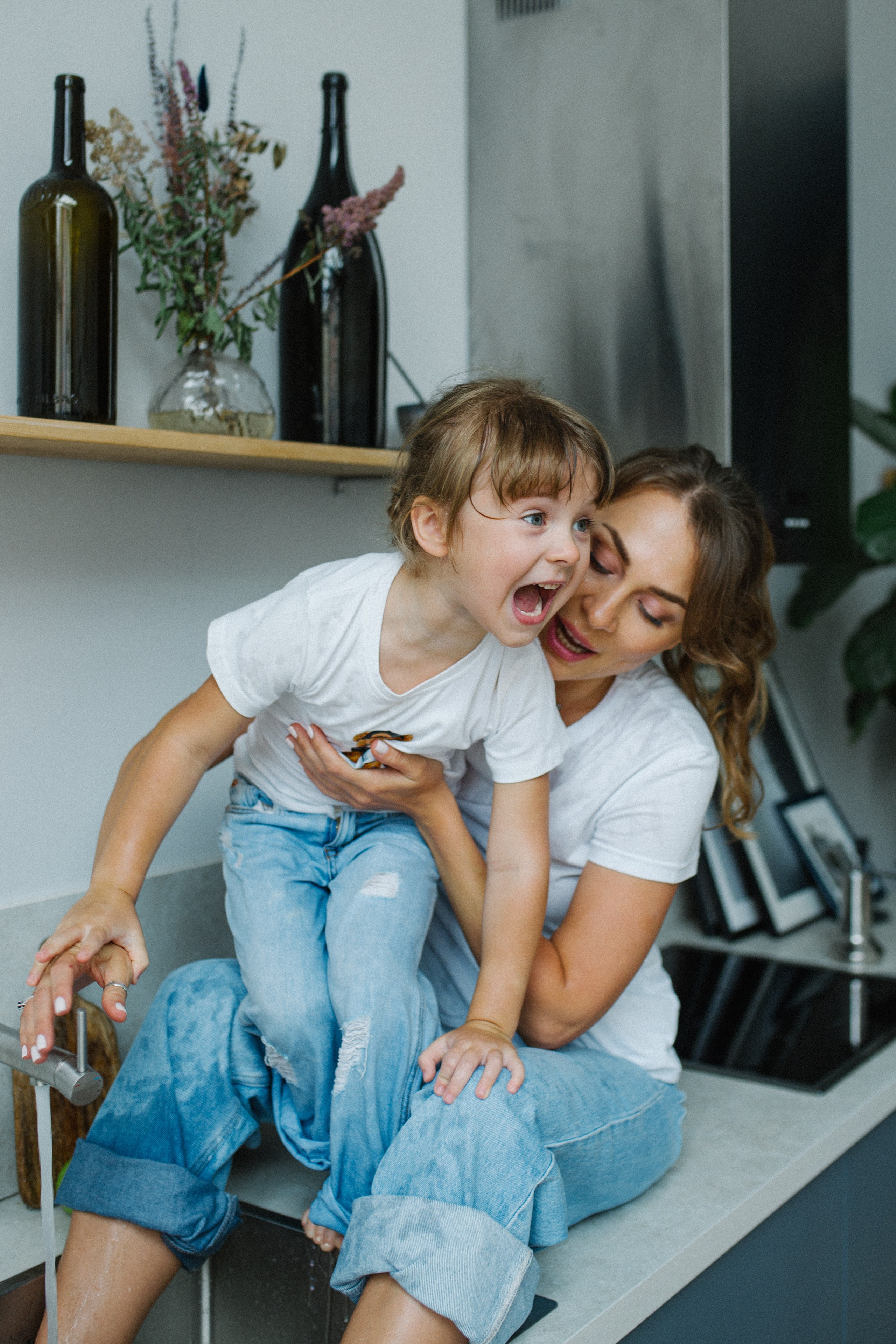 Купание с танцами на столе. Фотограф Оля Батист