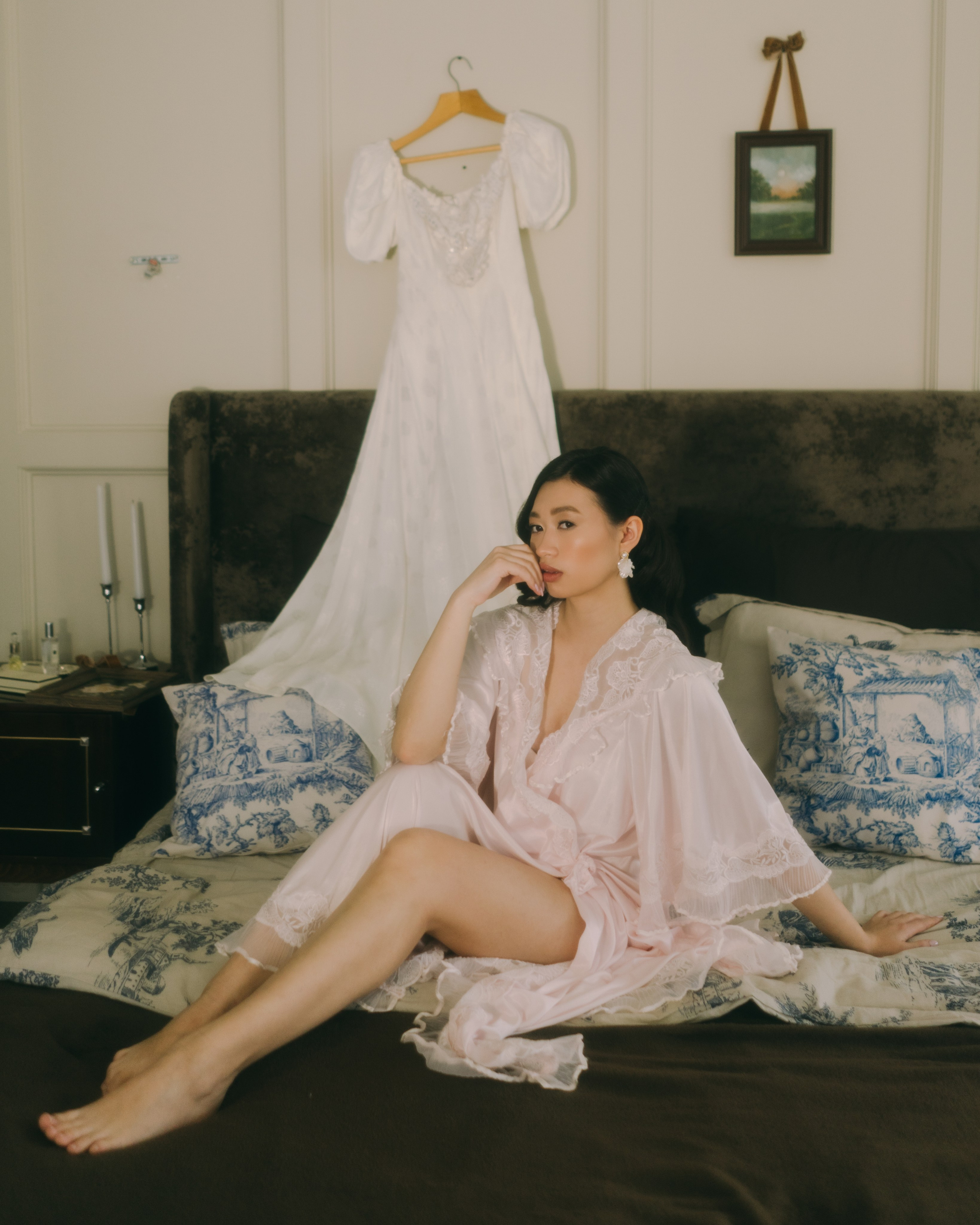 Будуарная фотосессия утра невесты на кровати, невеста в нежном пеньюаре, романтичный свадебный портрет