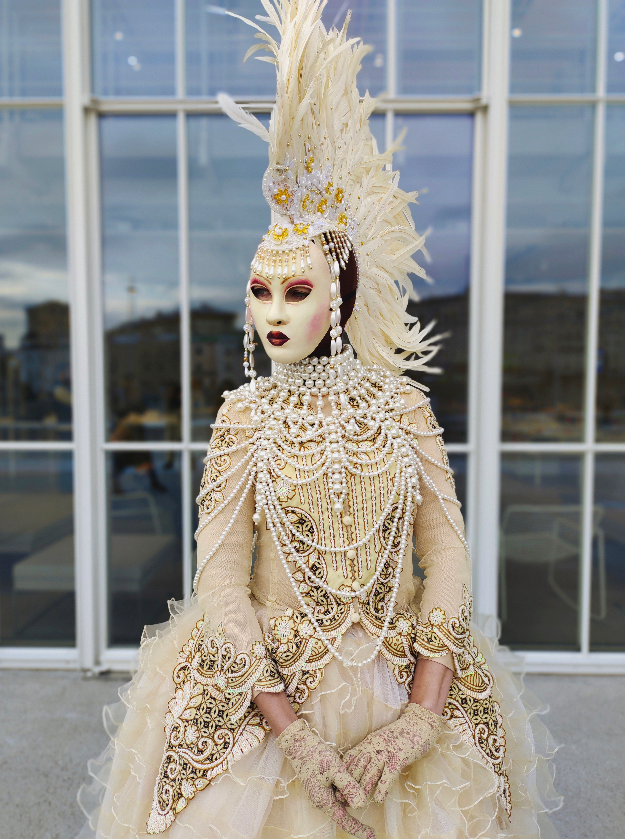 Мим ожидает гостей на приём по случаю торжественного мероприятия.