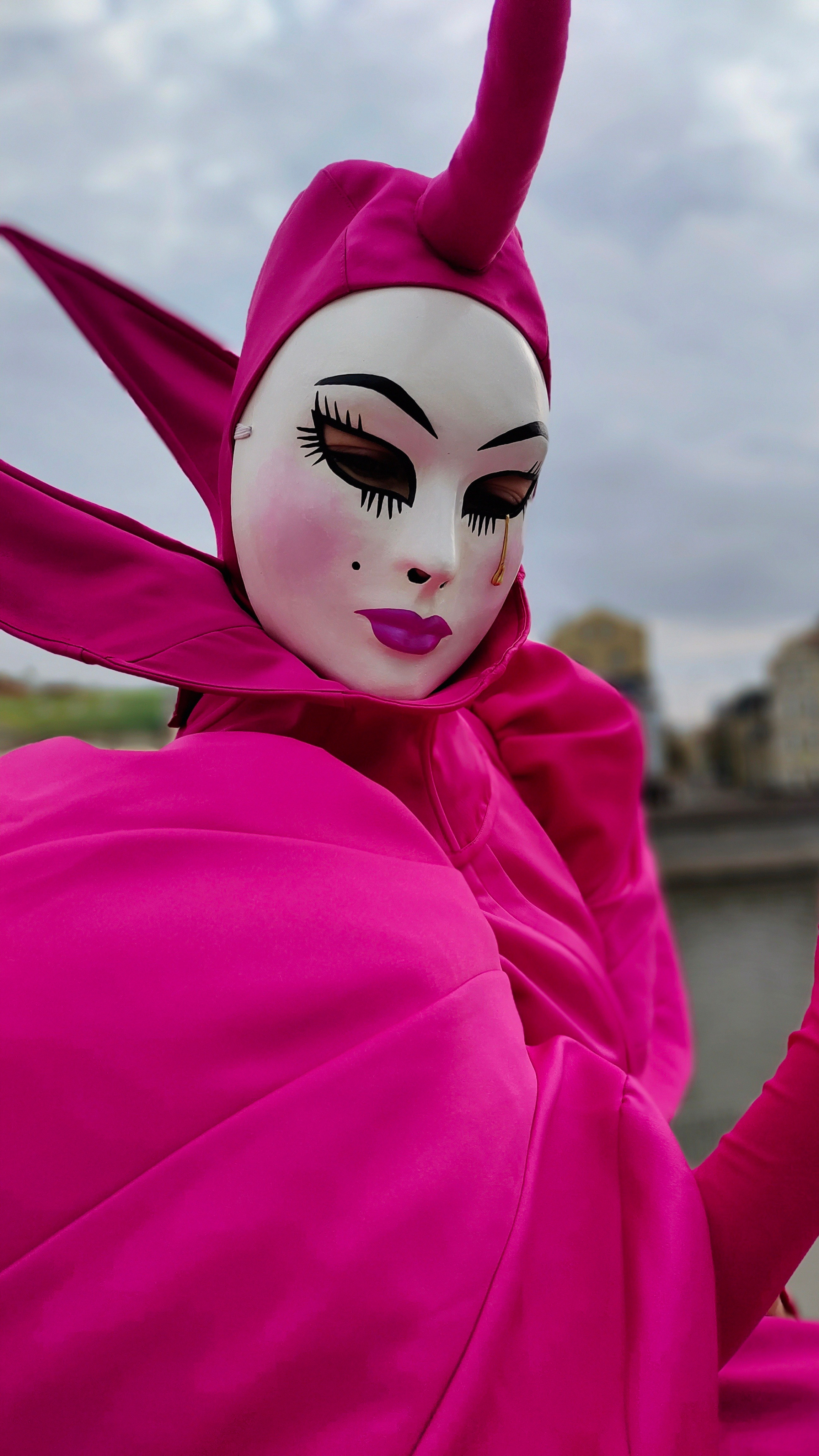 Красивая белая театральная маска на лице у мима.