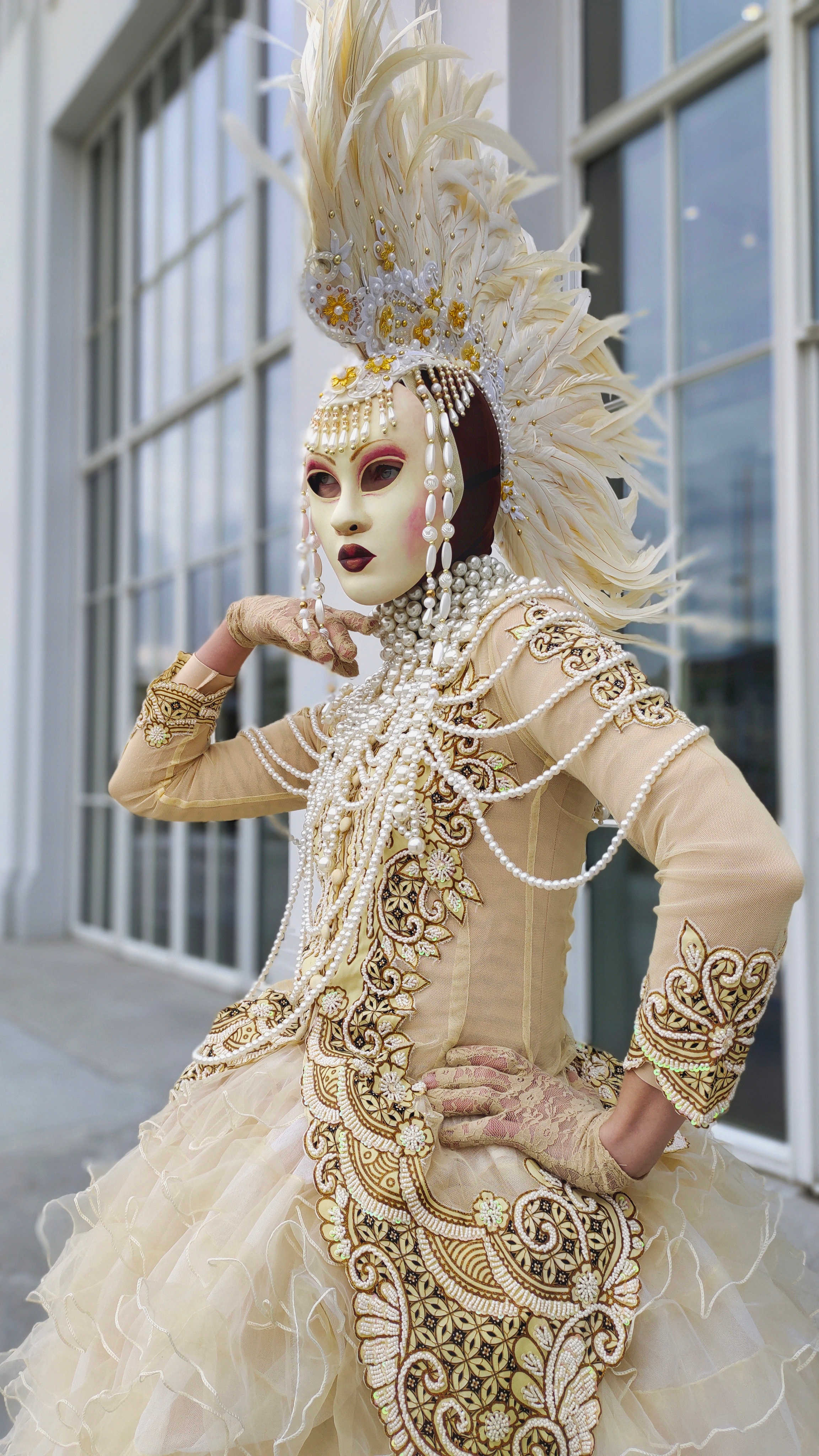 Ирокез их перьев развивается на ветру у мима.