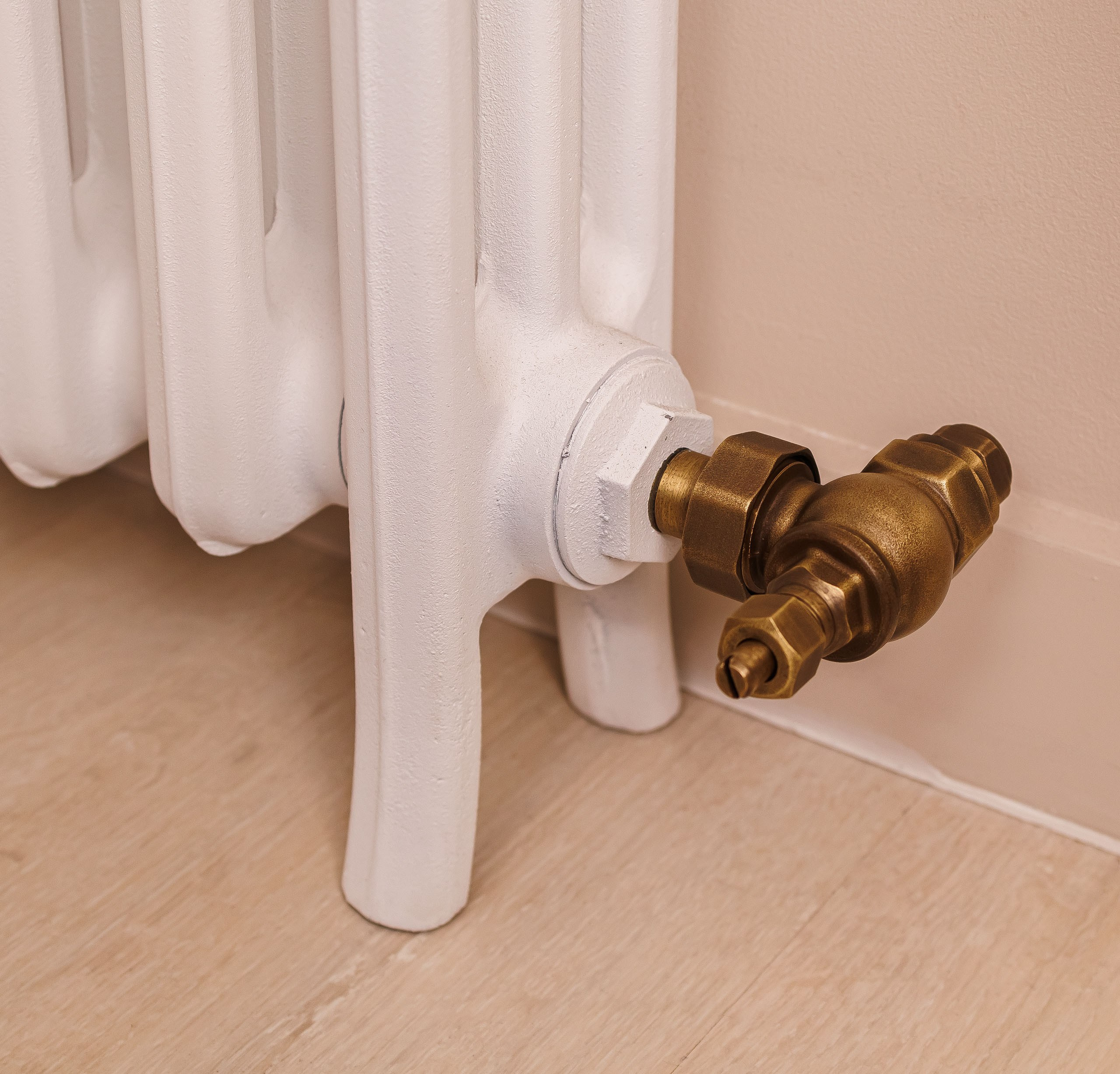 Предметные фотографии дизайнерских радиаторов отопления в стиле ретро