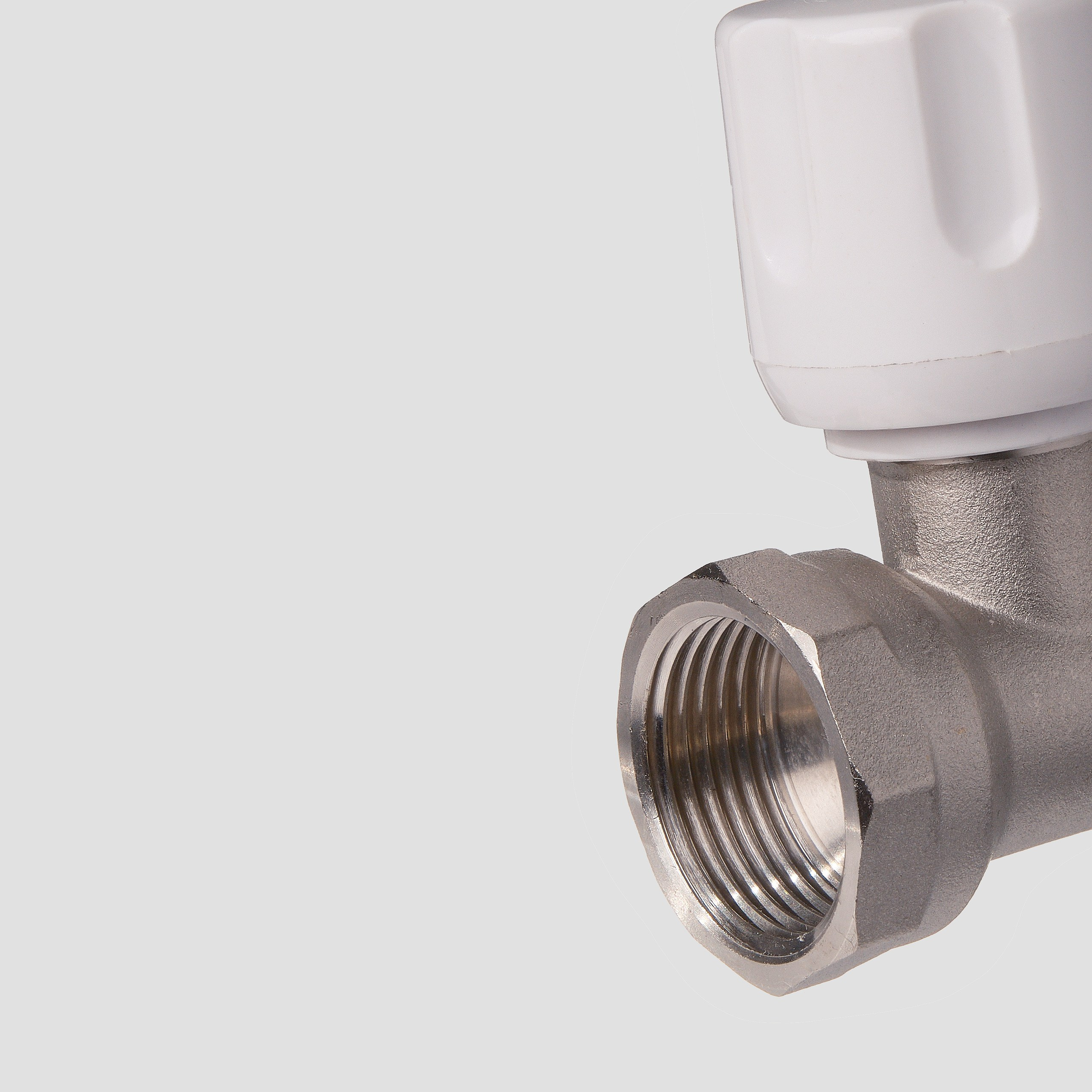 Предметные фотографии регуляторов и нагревателей для отопительных приборов