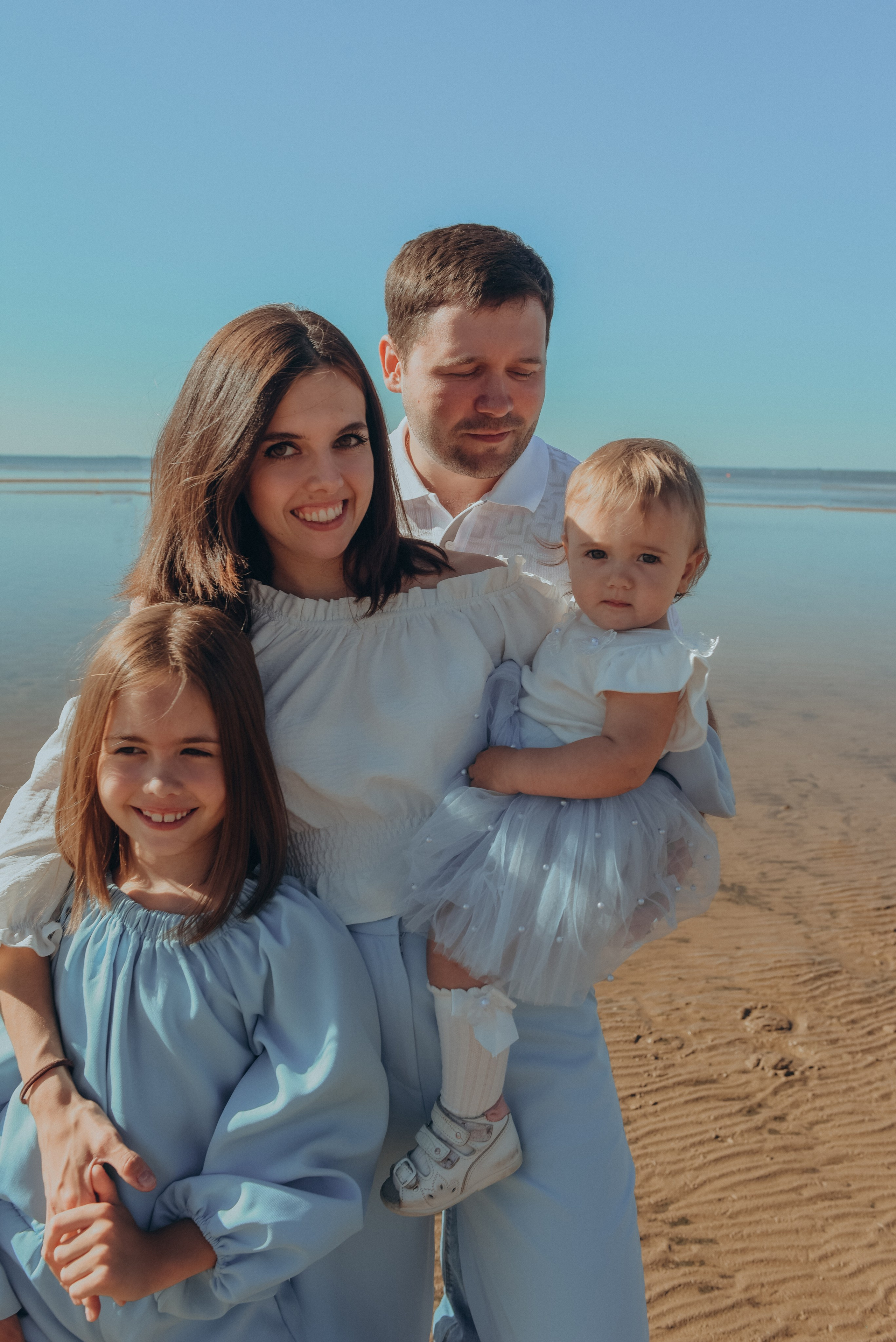 Семейная фотопрогулка на заливе. Алена Виталий Илона Ника. Семейный и свадебный фотограф в Санкт-Петербурге Яна