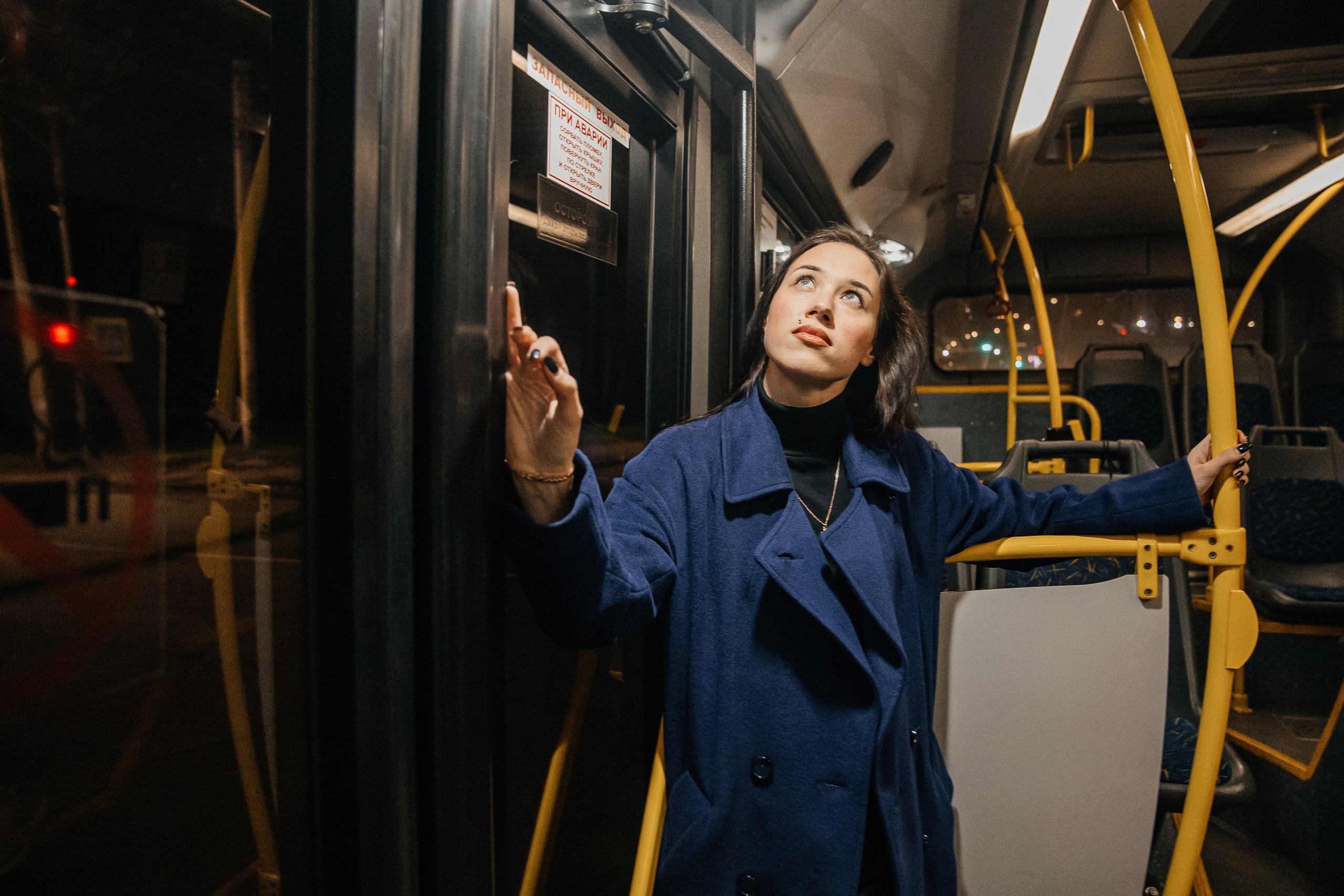 Портрет в ночном автобусе на Рыбинске — синие пальто и уличный свет