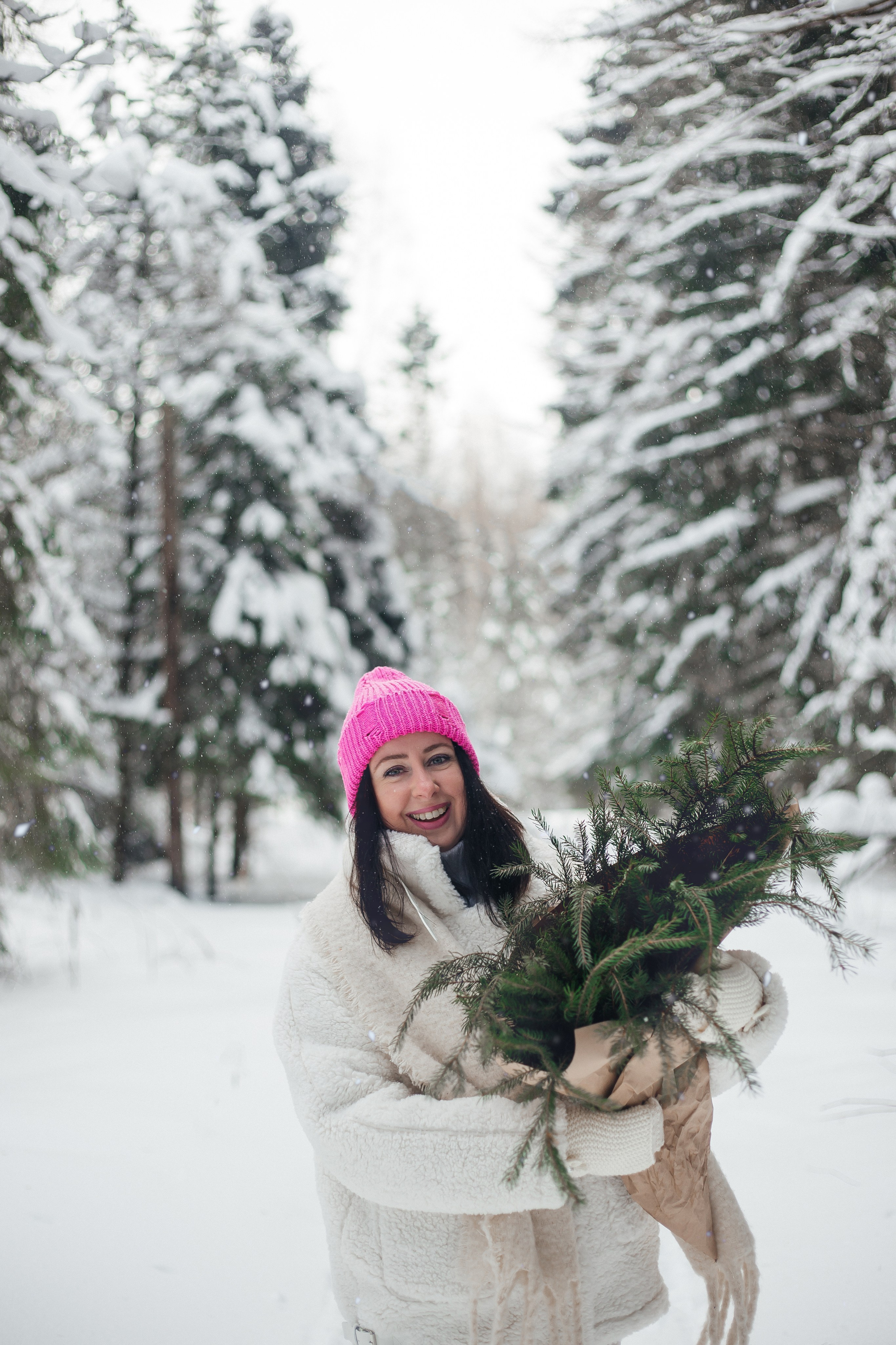 Снежная фотосессия в лесу с тюльпанами зимой. Фотограф Дмитров и МО Валентина Халикова