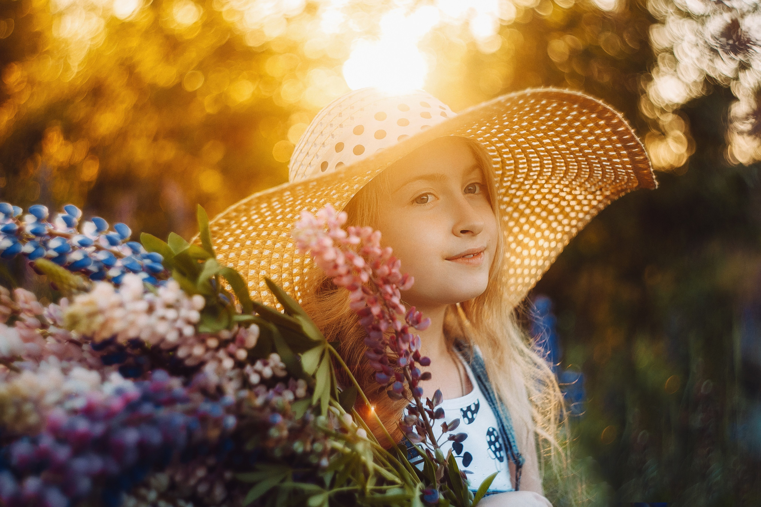 Солнечная Алена в Люпинах. Фотограф Сергей Логинов