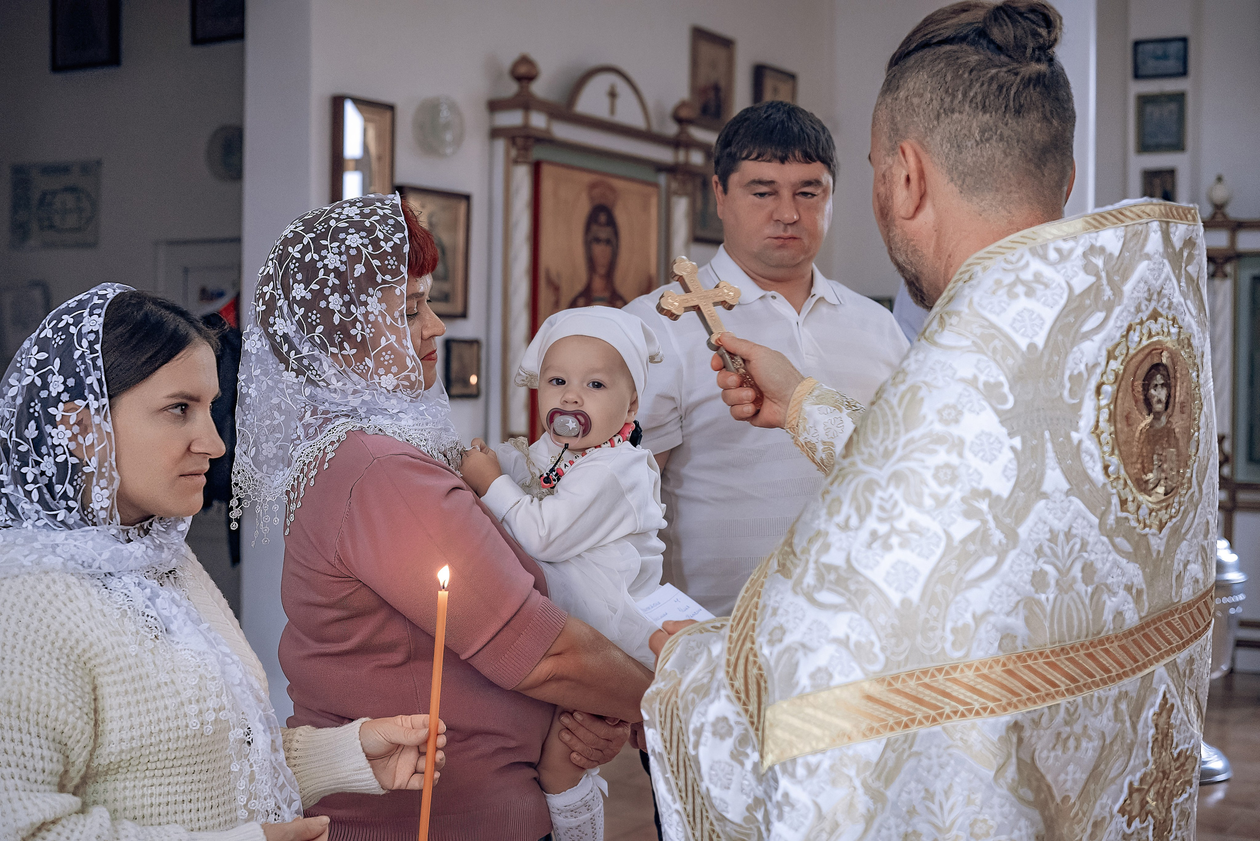 Крещение Алины в Трехсвятительской церкви Красноярск. Фотографы крещения/венчания  Красноярск Татьяна и Вячеслав Переваловы