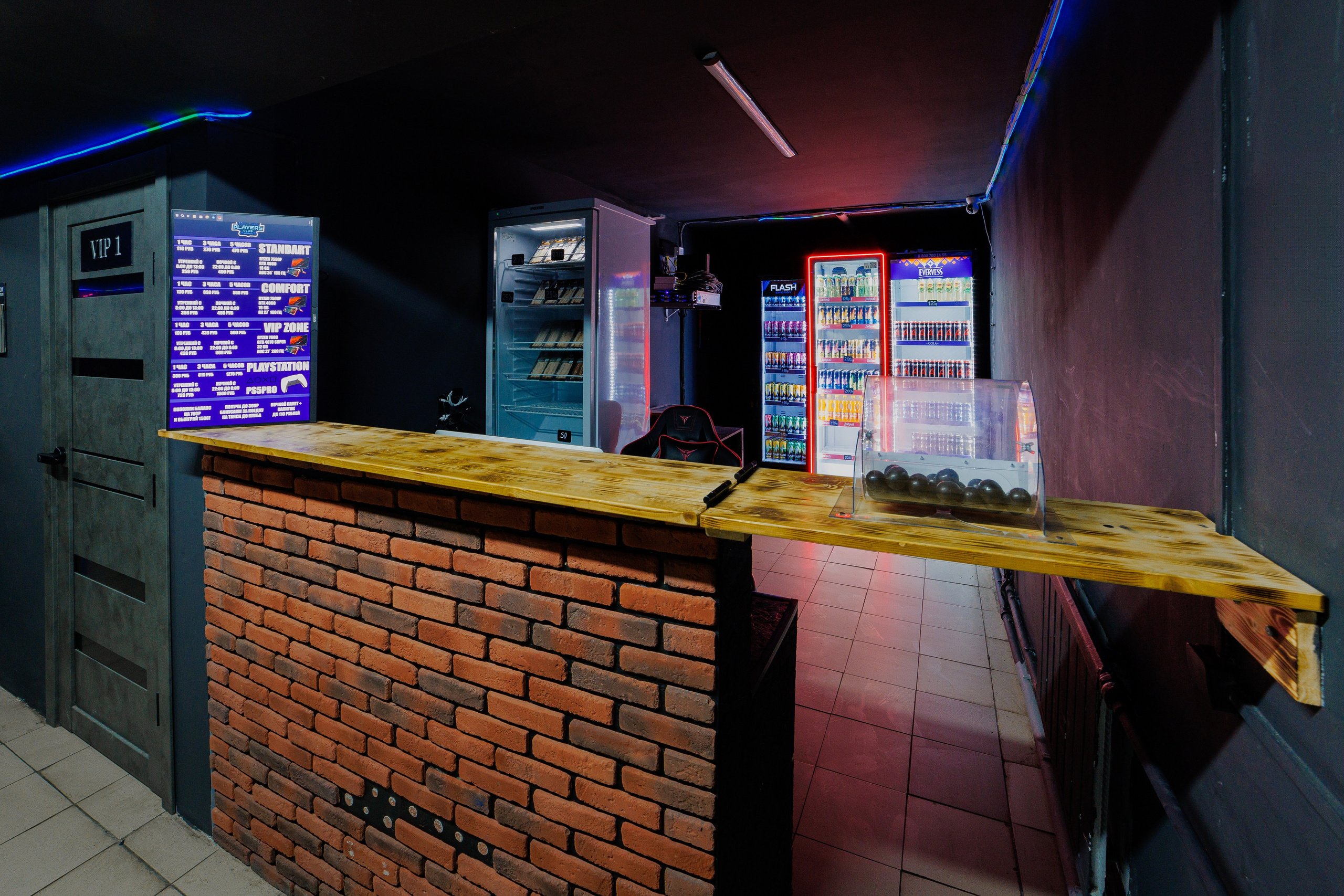 стойка администратора в компьютерном клубе, интерьерная съемка в Анапе