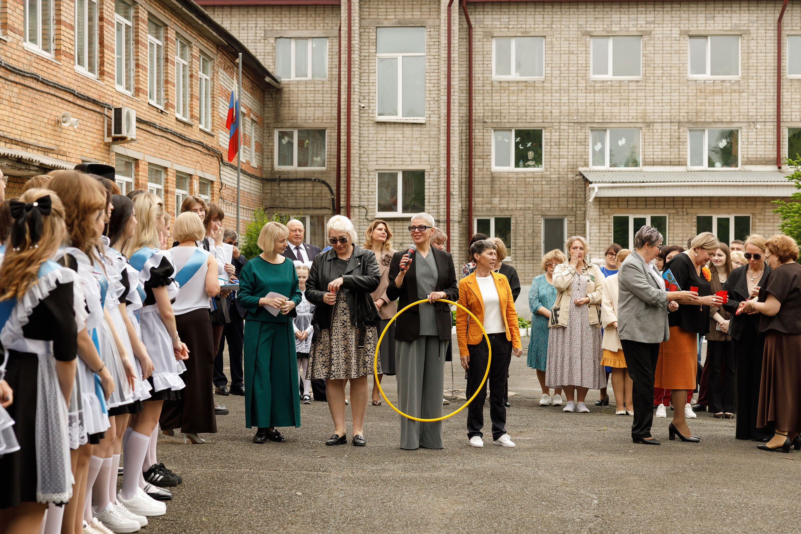 Последний звонок Гимназия Артем. Photoalbum-vl.ru