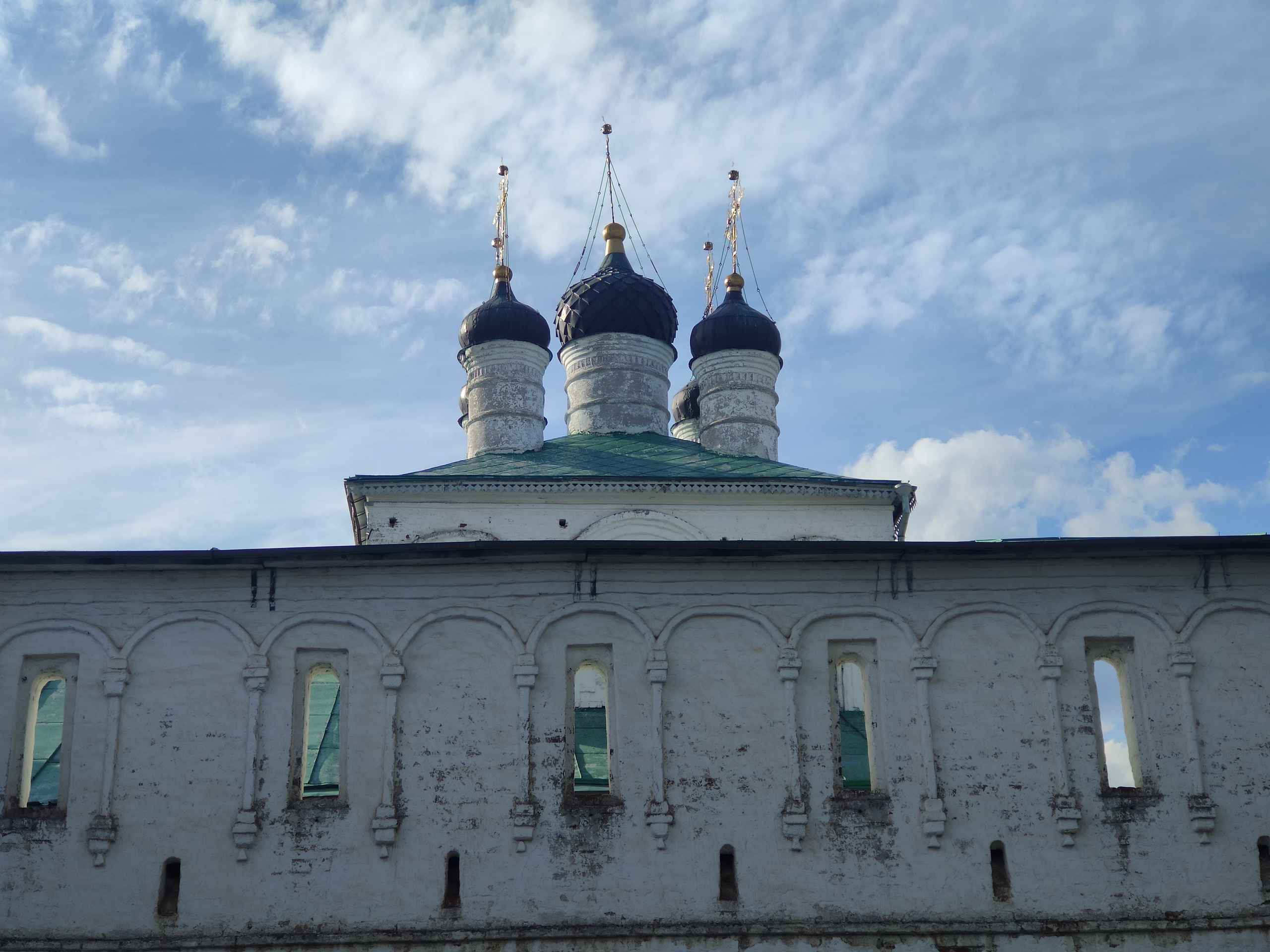 Успенская церковь, вид снаружи крепостной стены