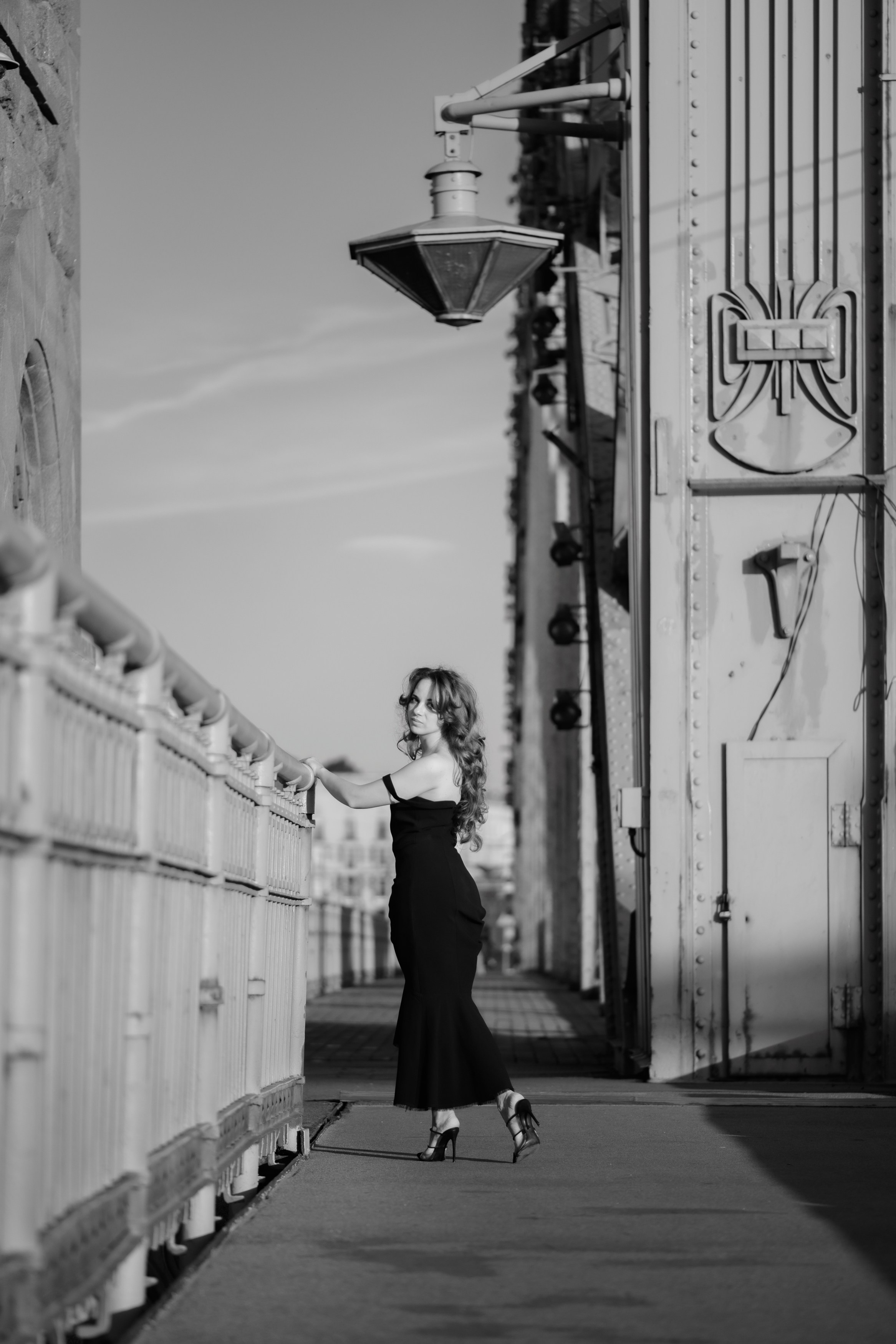 Фотосъемка в Санкт-Петербурге. Белые ночи. Пленэр. Большеохтинский мост.  Девушка на мосту