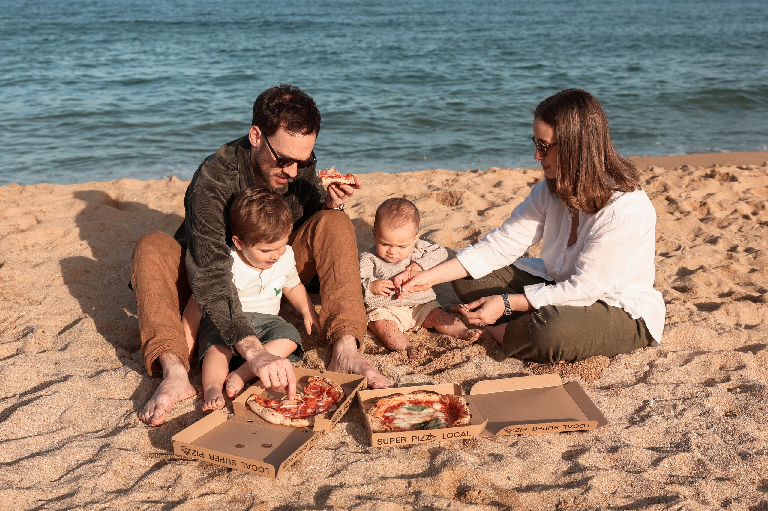 Family pizza at the sea. Natalia Zhuravleva|family, newborn, maternity photographer in Barcelona