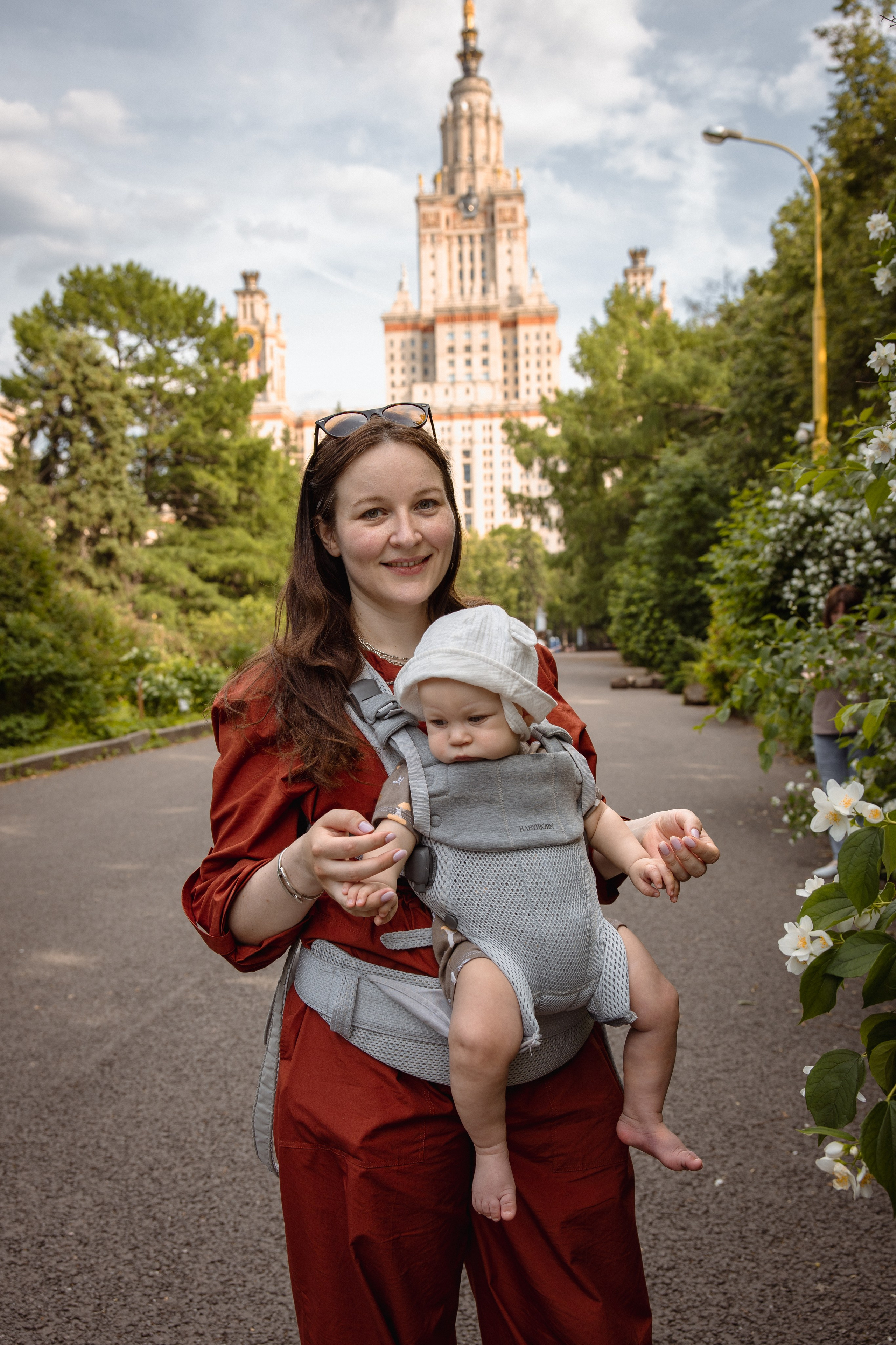 Настя с сыном у Alma-Mater. Ваш семейный newborn и lifestyle фотограф в СПБ Наталья Журавлева