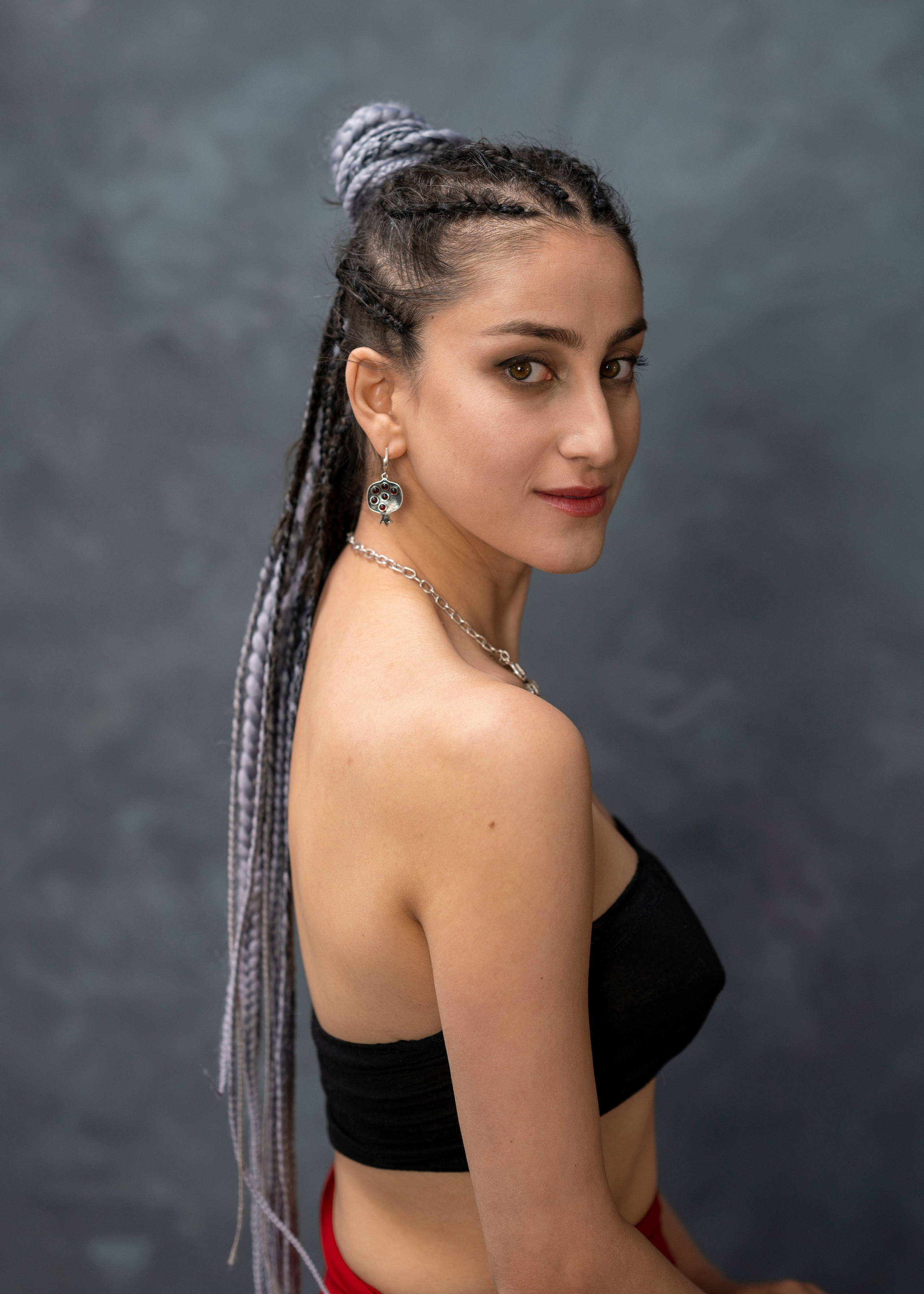 Студийная съёмка в красной ткани в римском стиле