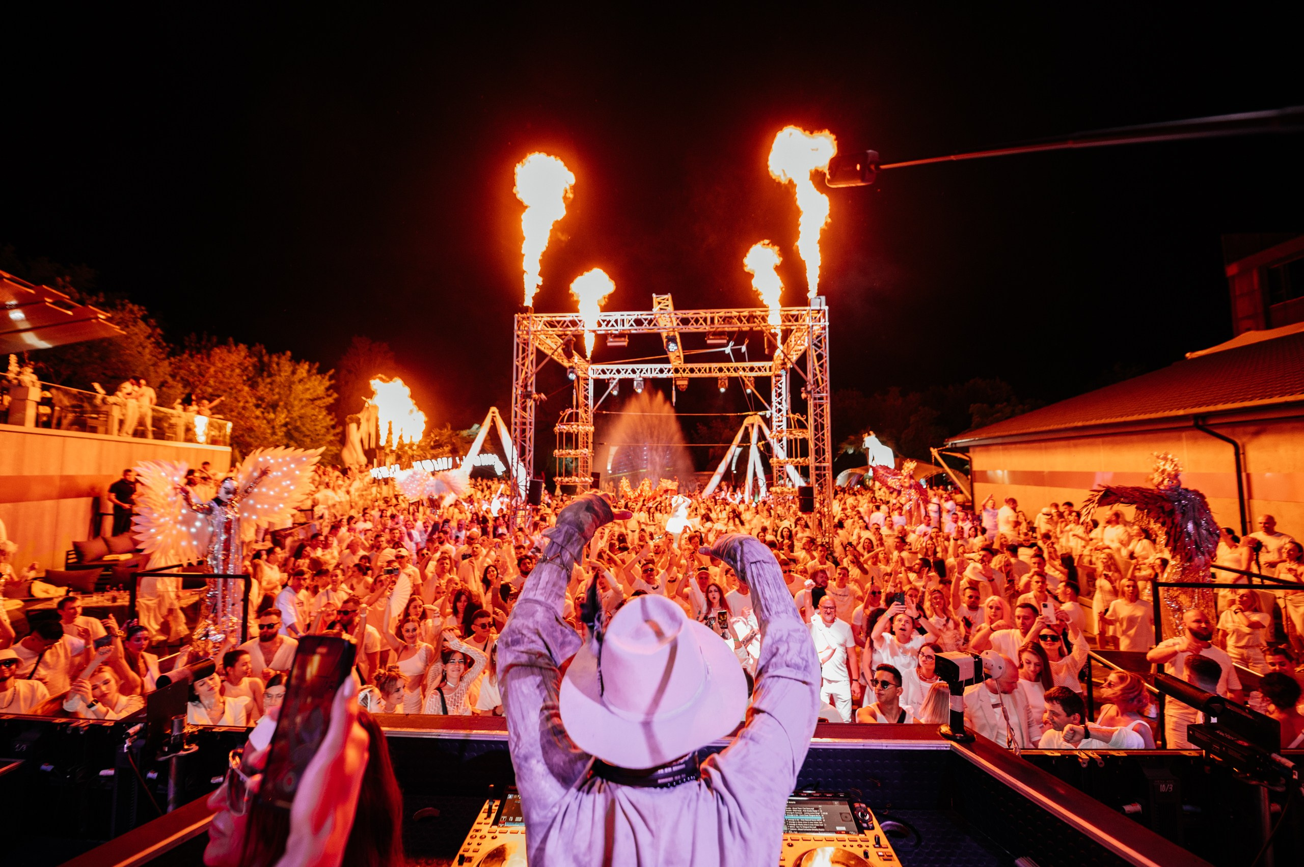 White party. Главная