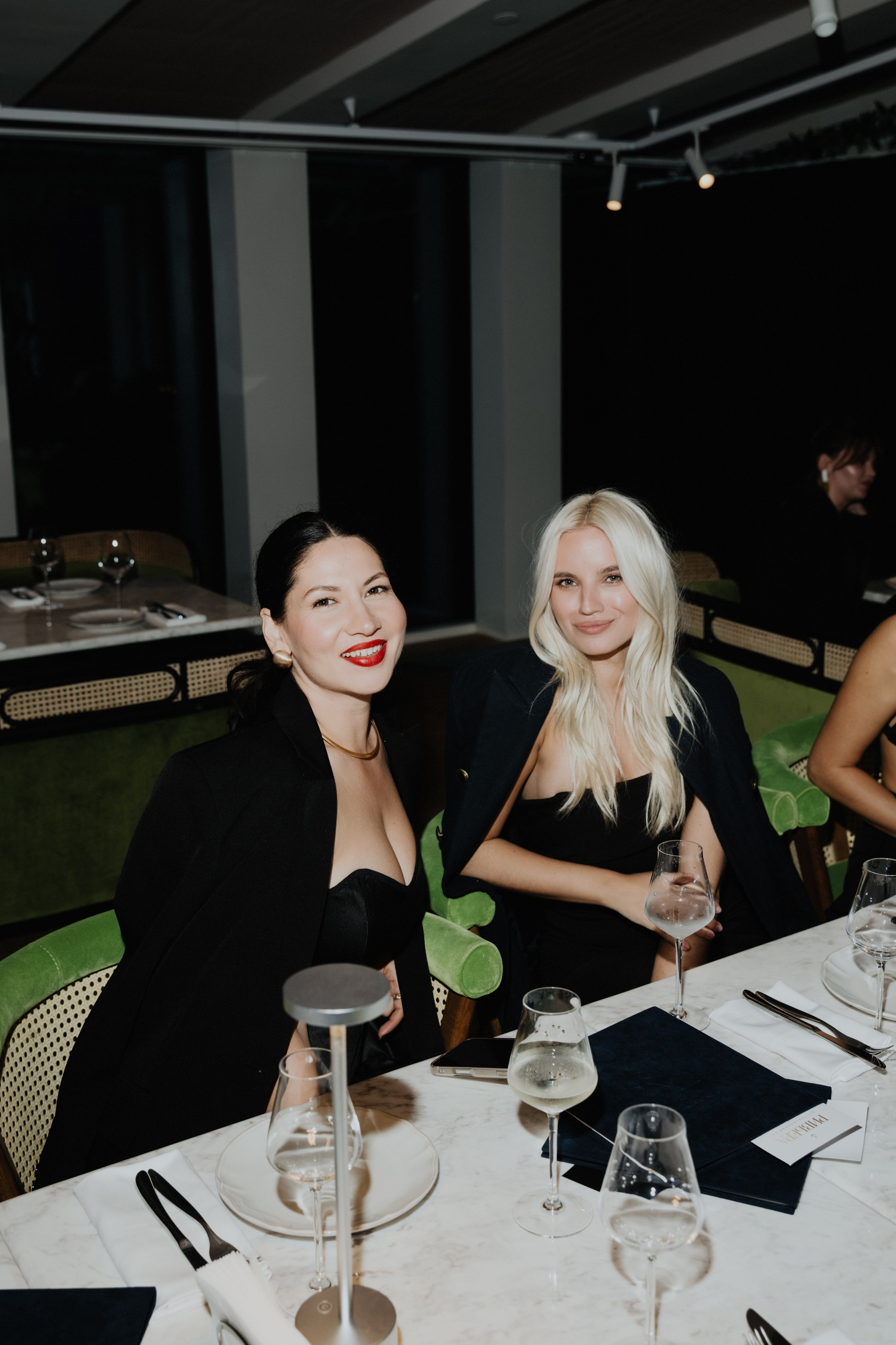 19 июня (пятница) премьера шоу-программы «Ривьера». BENUAR Restaurant