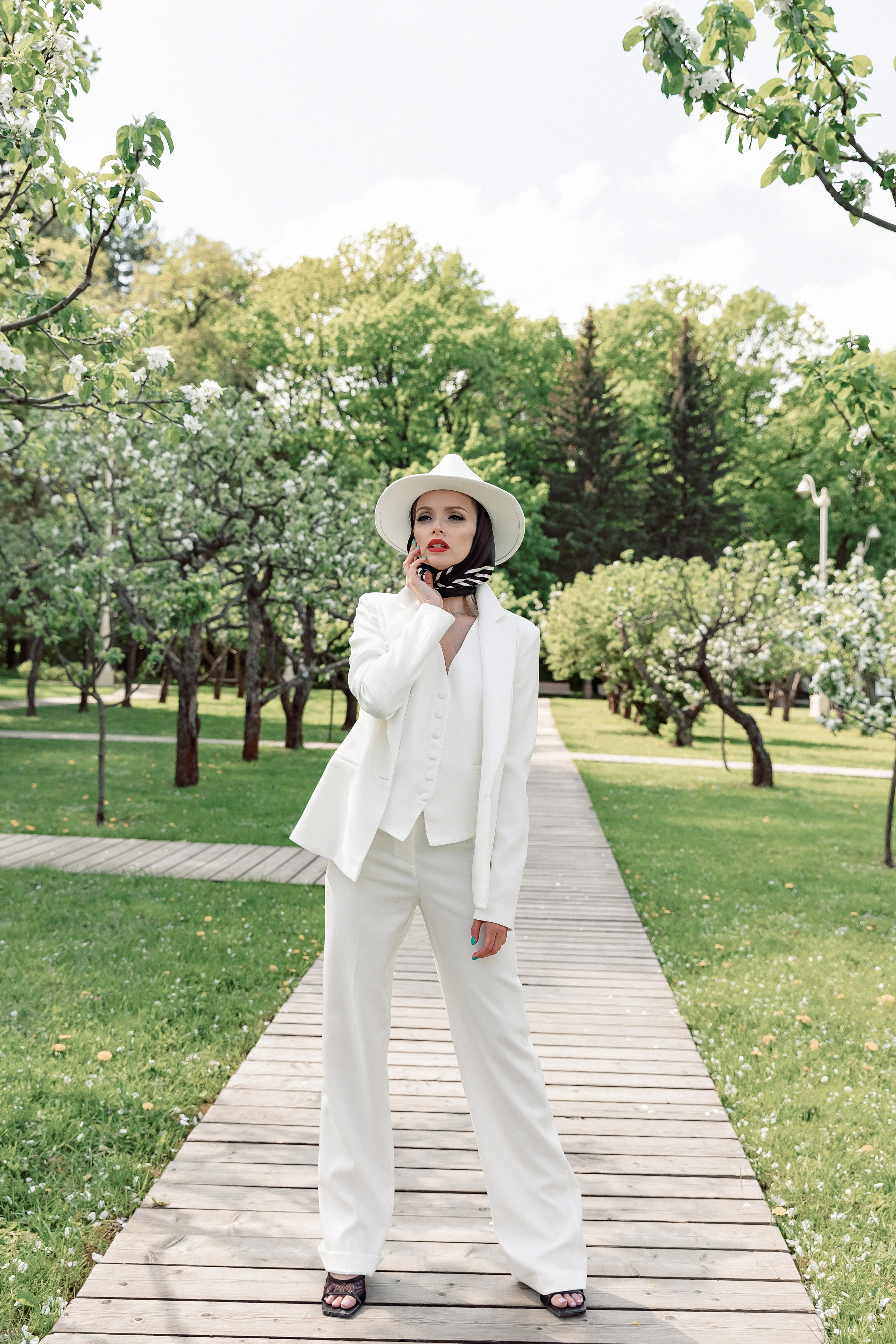 Портретная фотосессия Даши среди яблонь. Свадебный фотограф Москва
