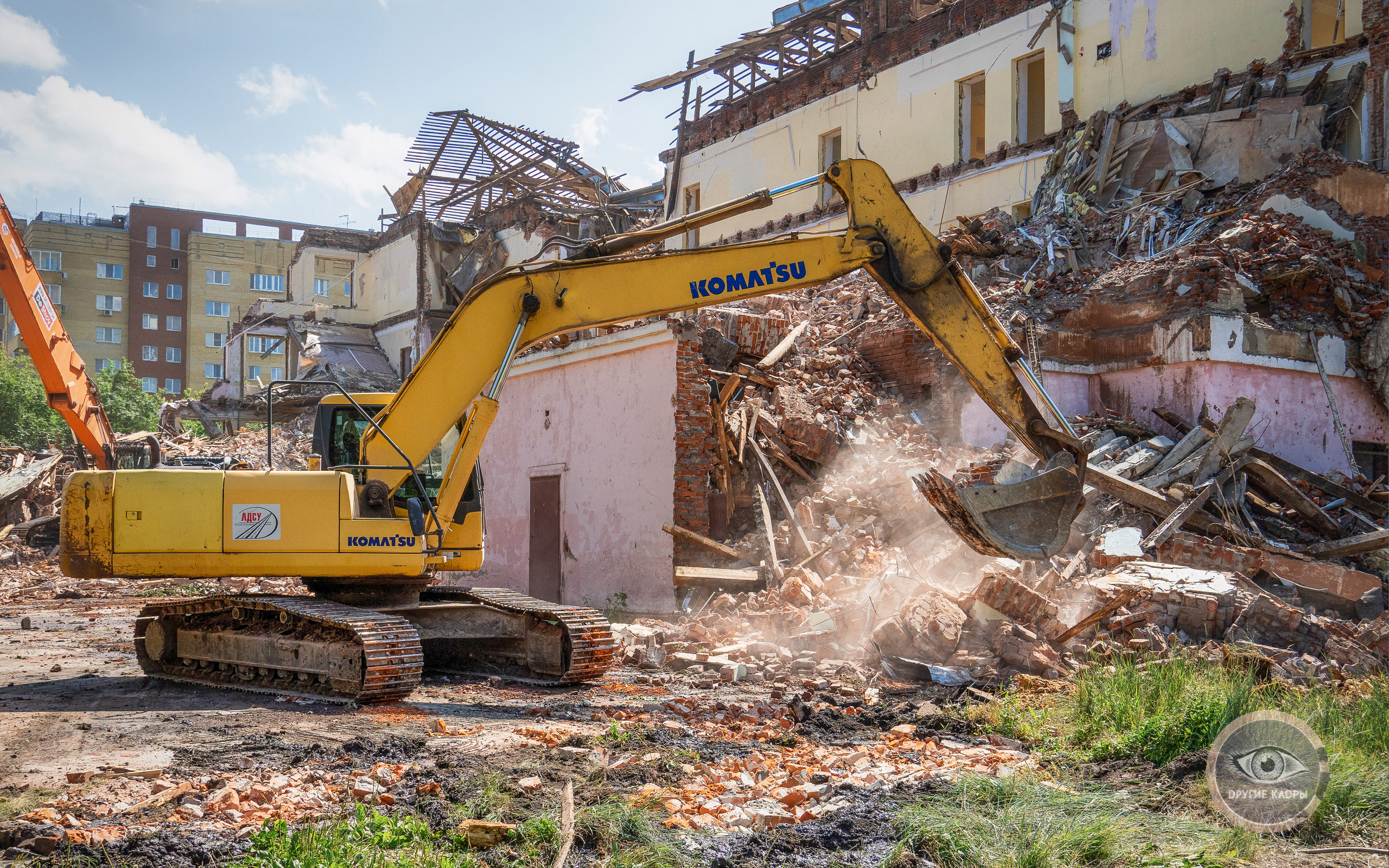 Снос здания школы на улице Красных Зорь