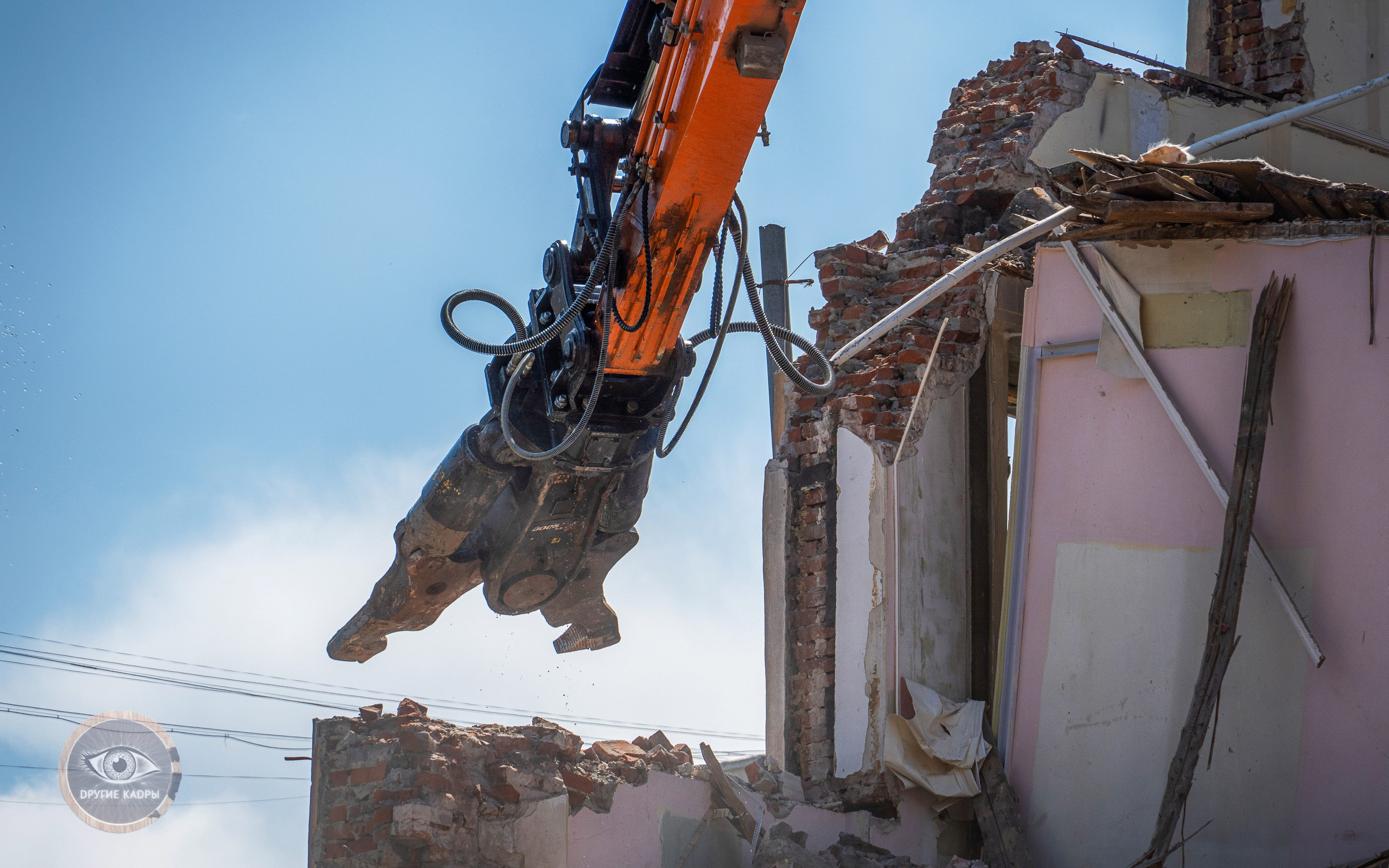 Снос здания школы на улице Красных Зорь