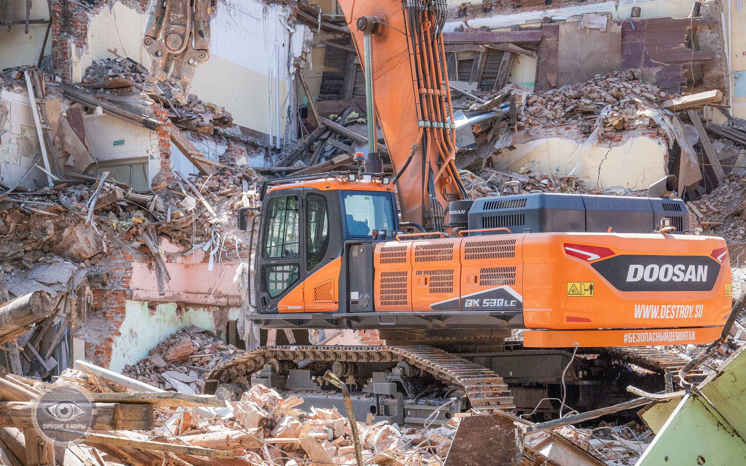 Снос здания школы на улице Красных Зорь