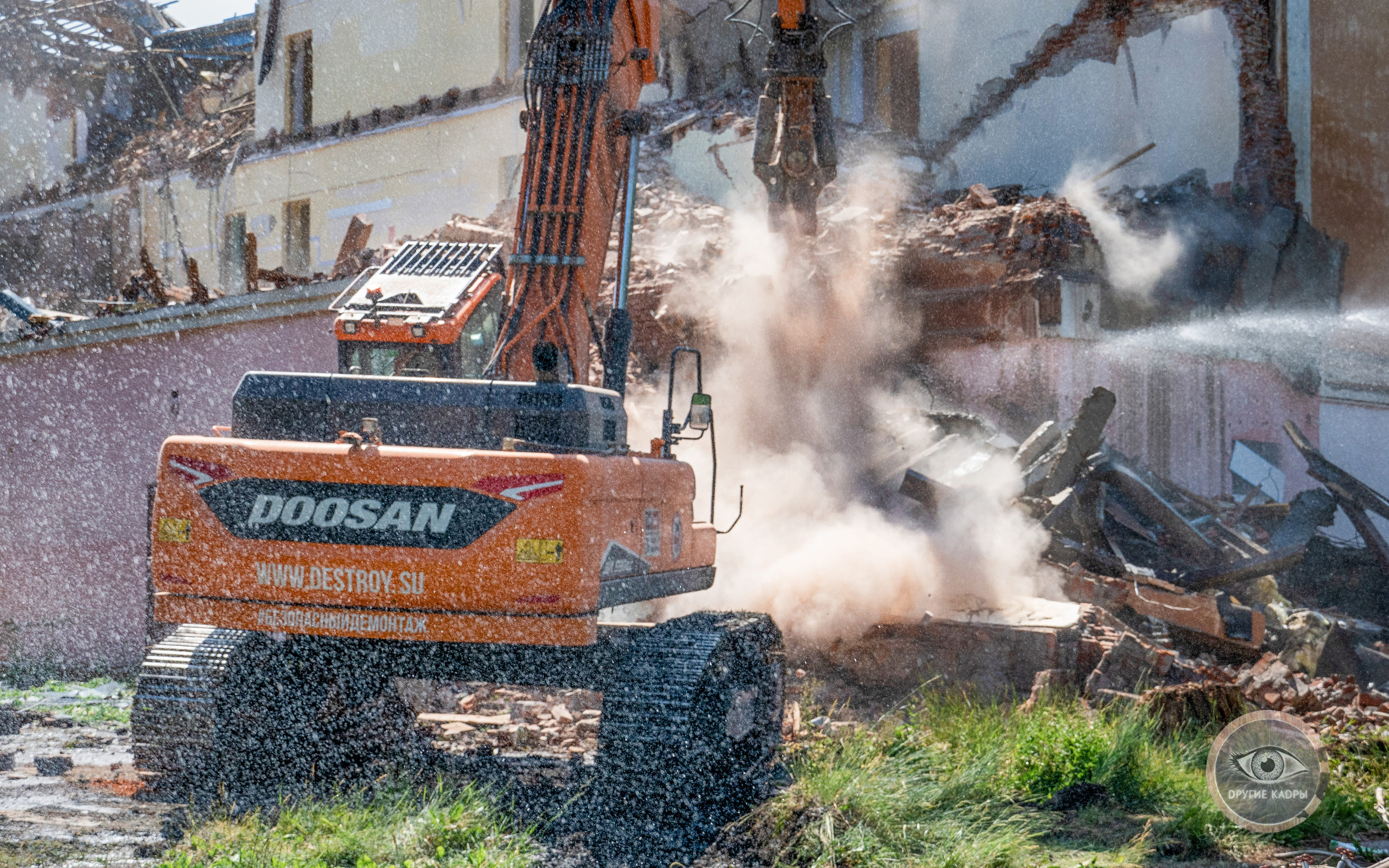 Снос здания школы на улице Красных Зорь