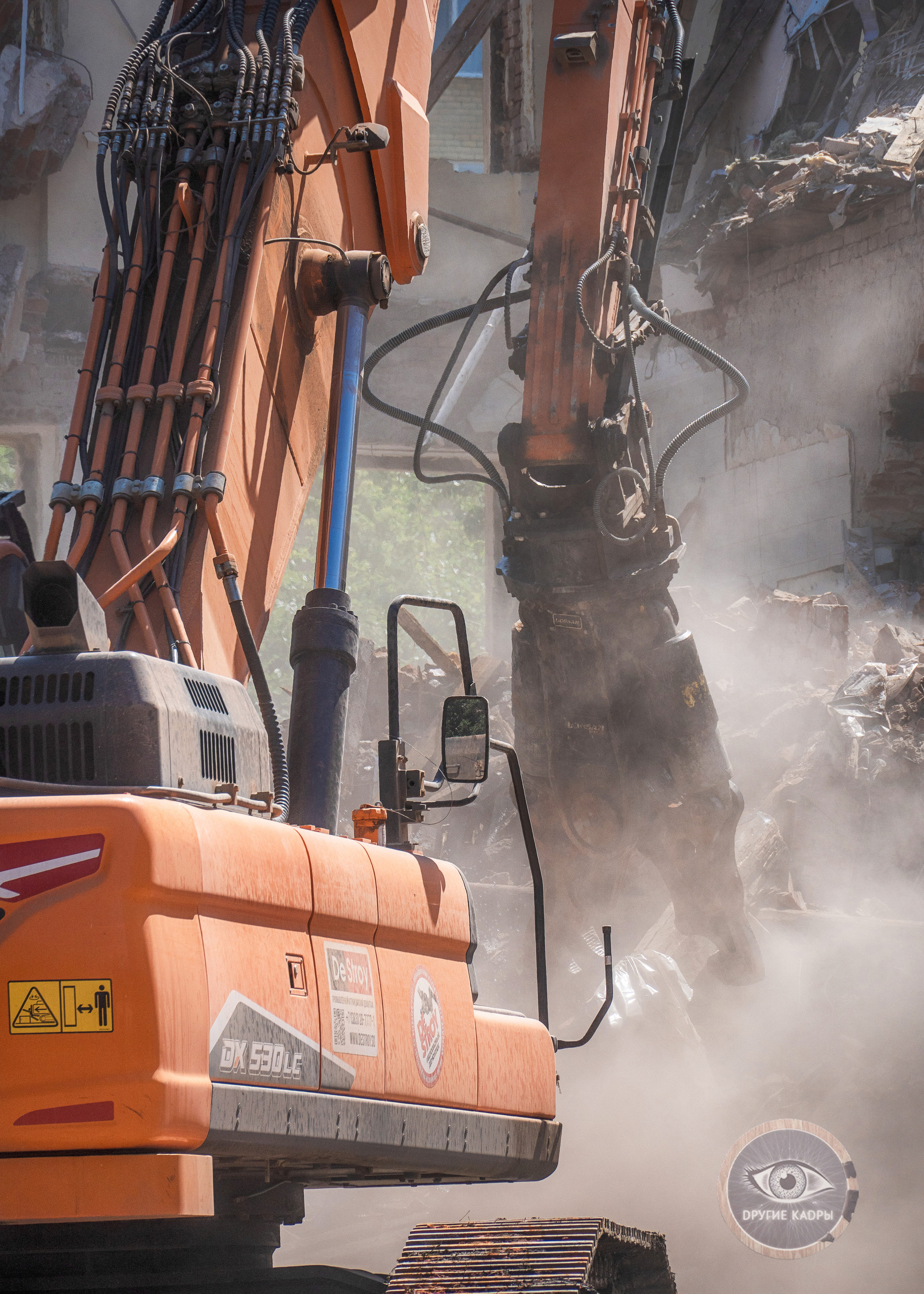 Снос здания школы на улице Красных Зорь