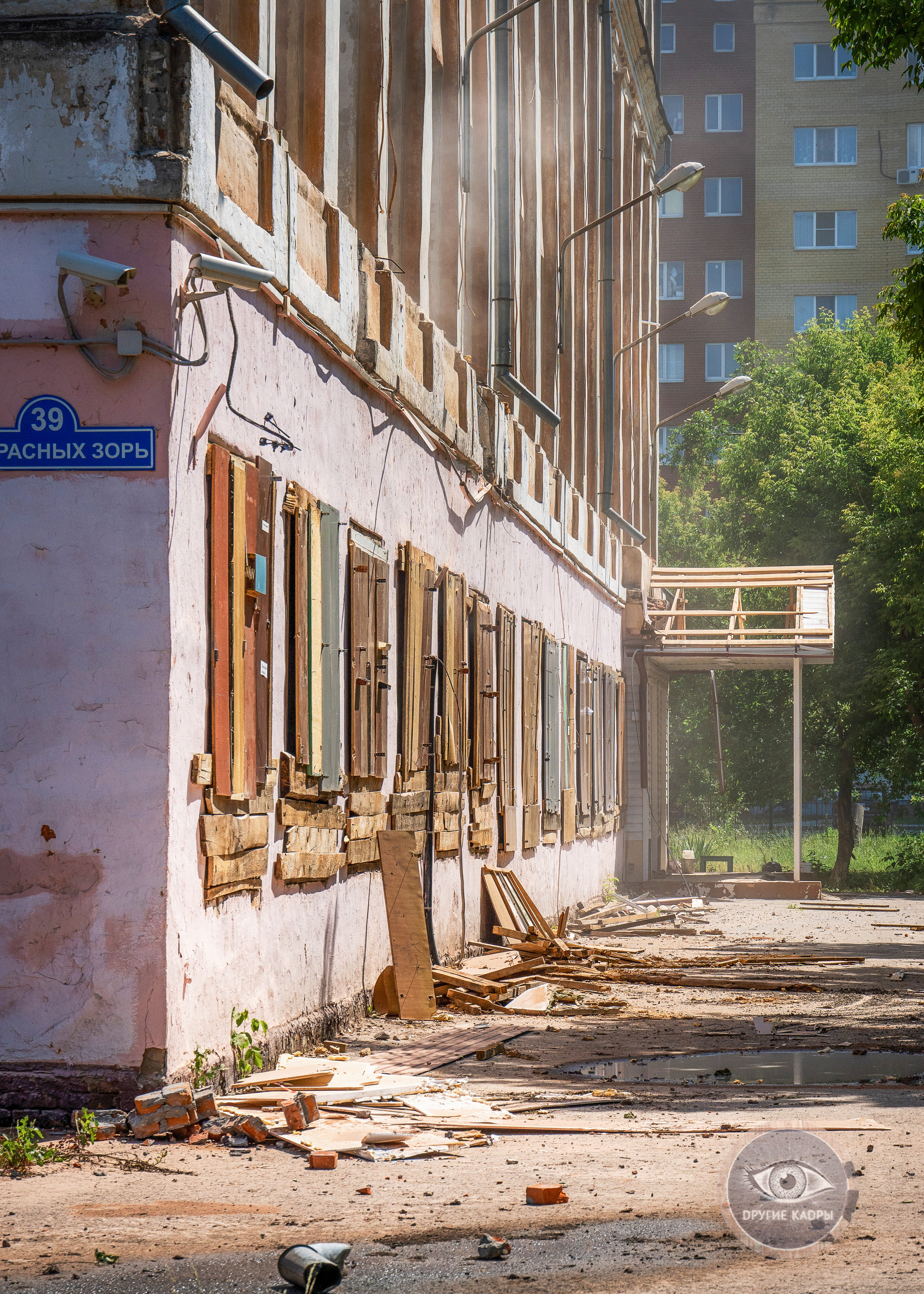 Снос здания школы на улице Красных Зорь