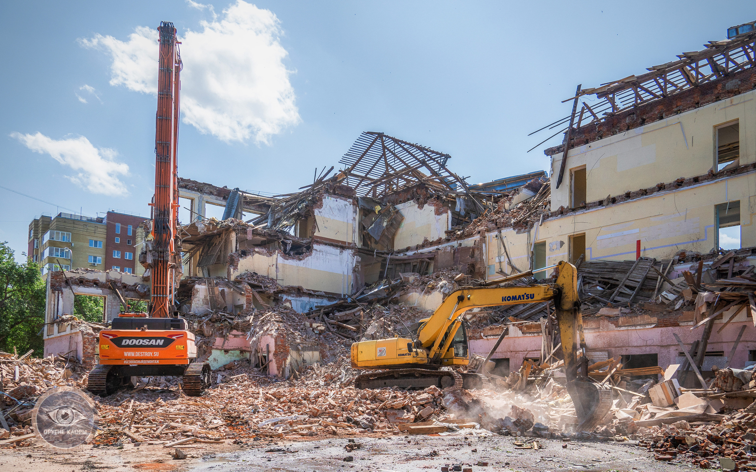 Снос здания школы на улице Красных Зорь