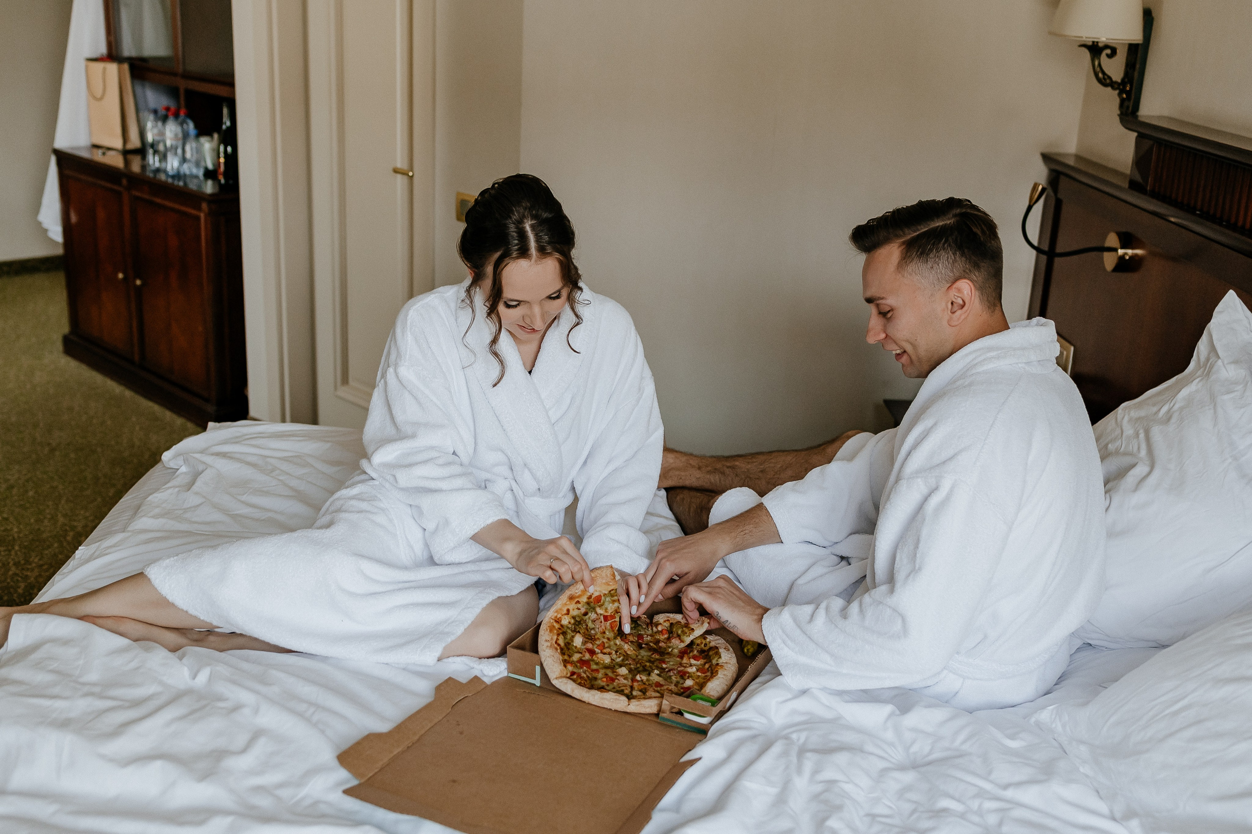 Поедание пиццы на свадебных сборах в отеле
