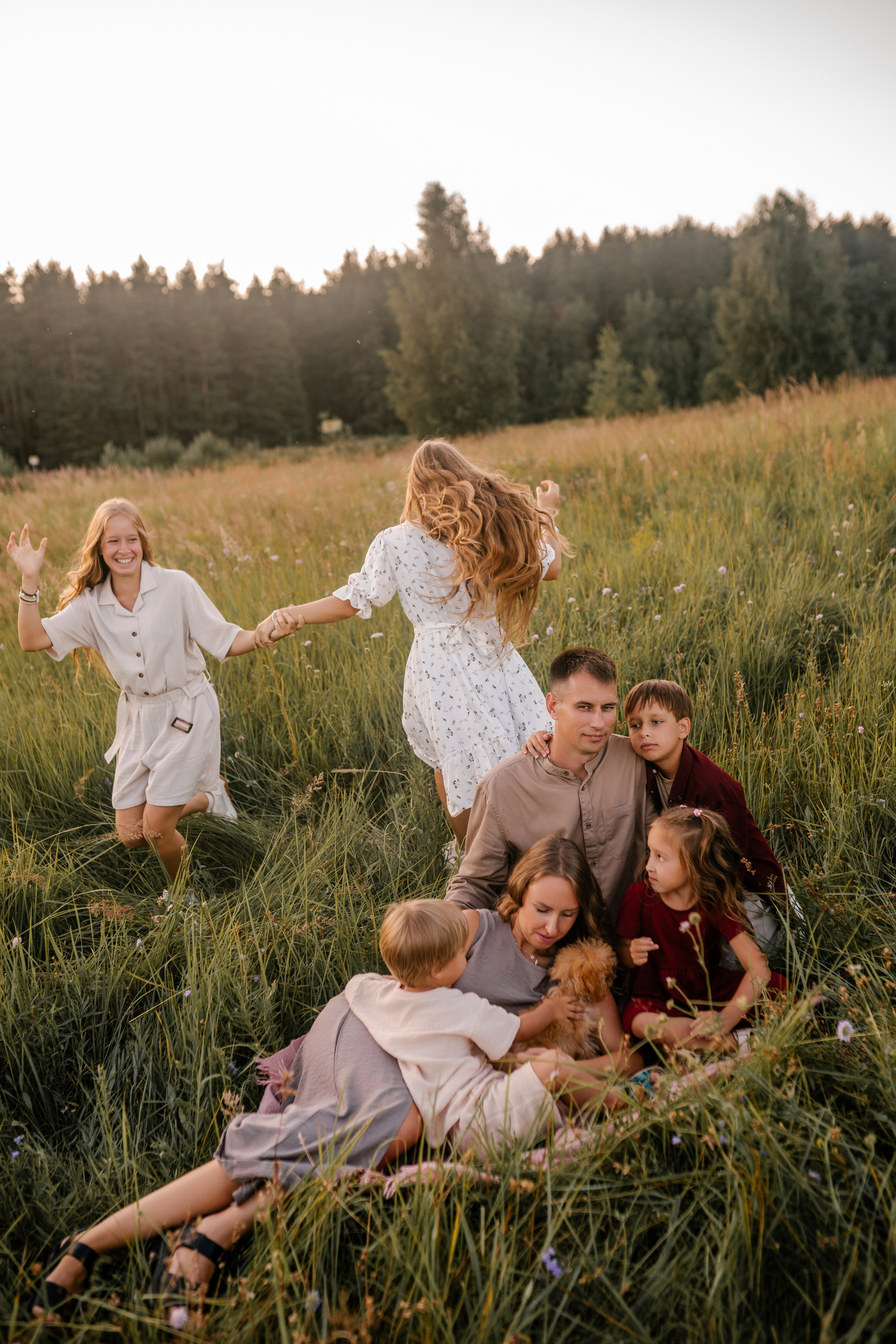 Фотосессия большой семьи в поле