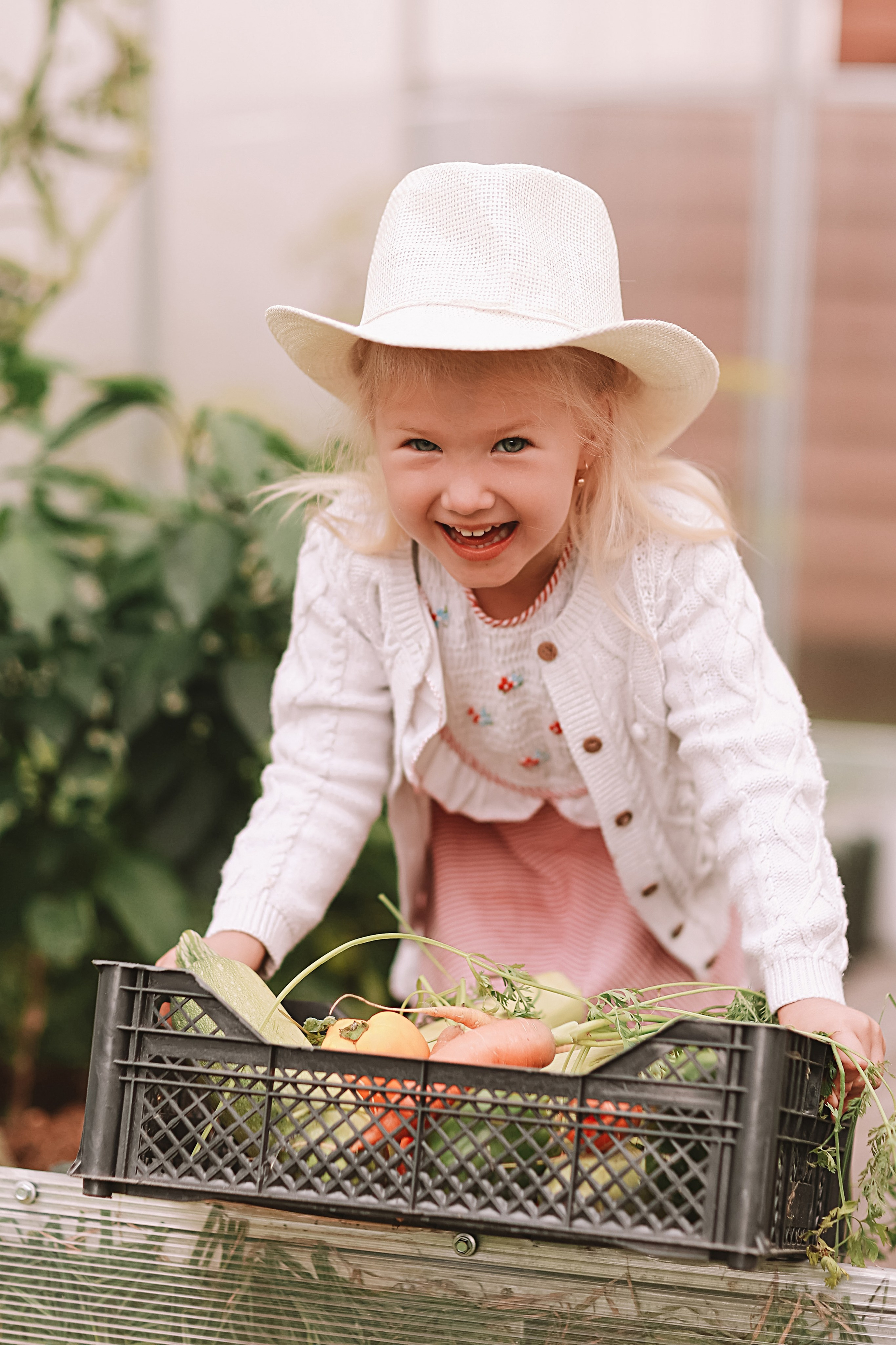 У дома. Семейный фотограф Тюмень, фотограф на роды Салмина Мария