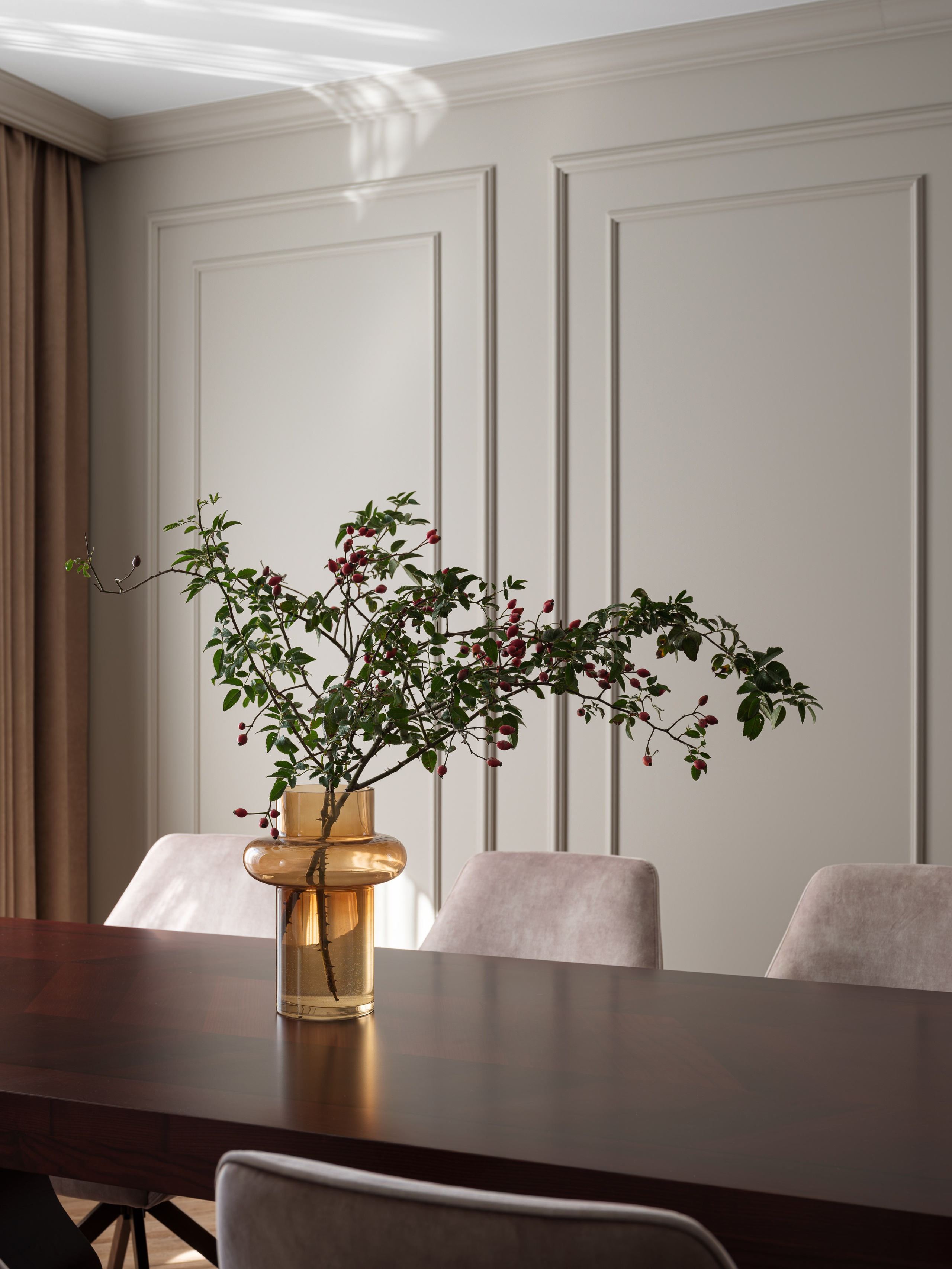 Фото современного интерьера столовой: акцент на уют и стиль с декором в виде ветвей в стеклянной вазе. Интерьер от Татьяны Диденко, фото Сергей Денисенко, стилист Наталья Якушева.