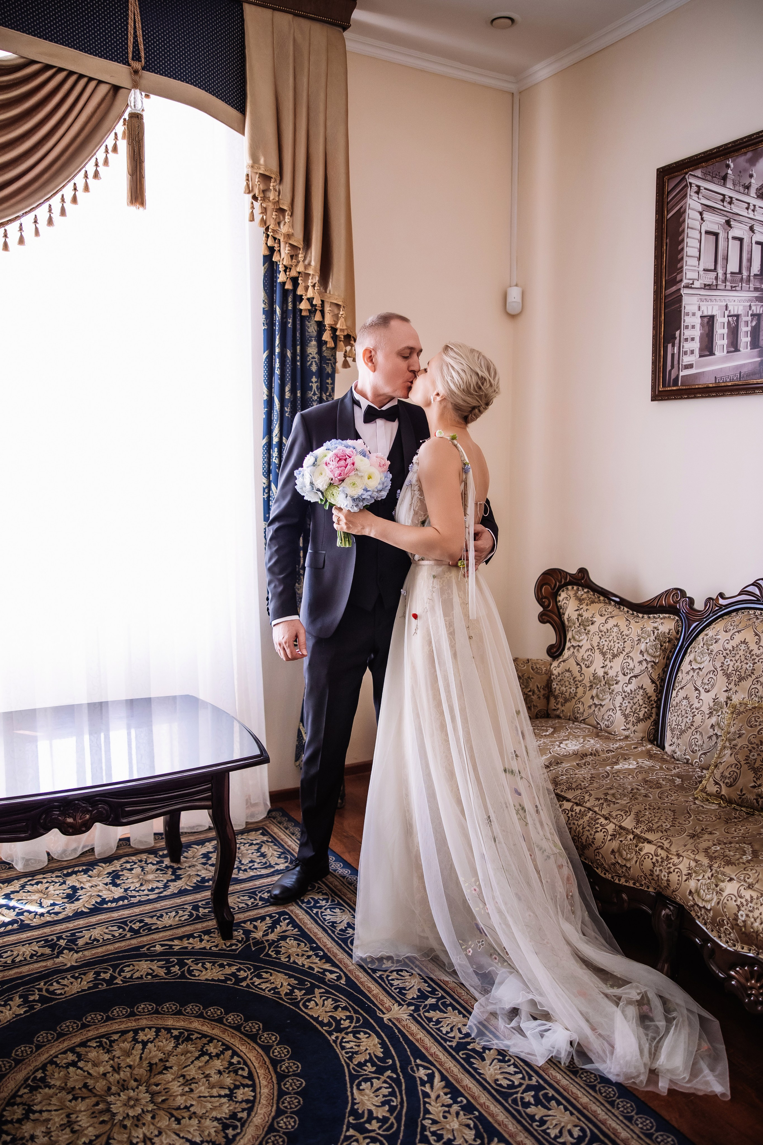 жених и невеста у окна в Екатерининском ЗАГСе