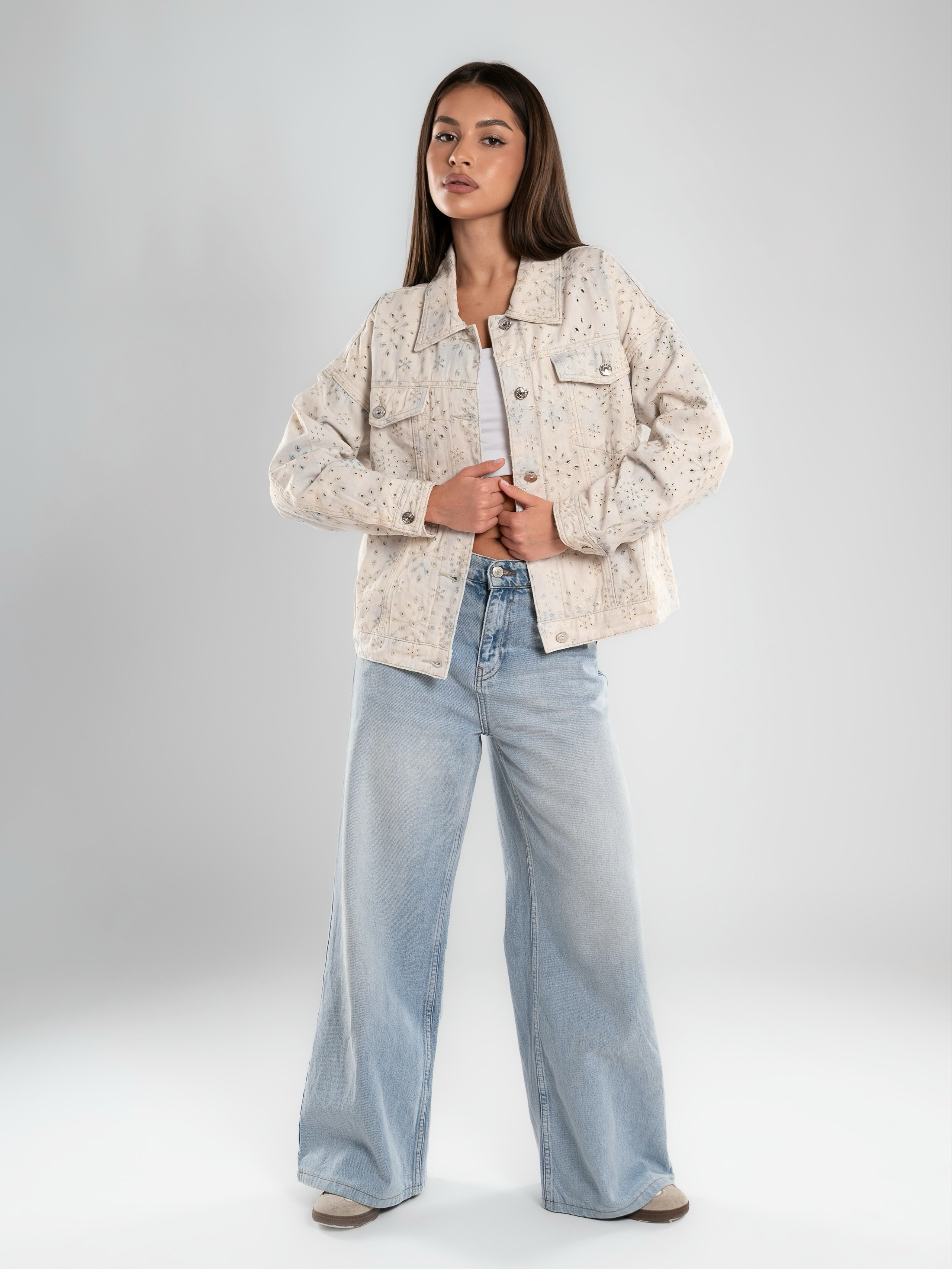 Джинсовые куртки на 2х моделях. Предметный фотограф, фото для маркетплейсов Пятигорск, КМВ