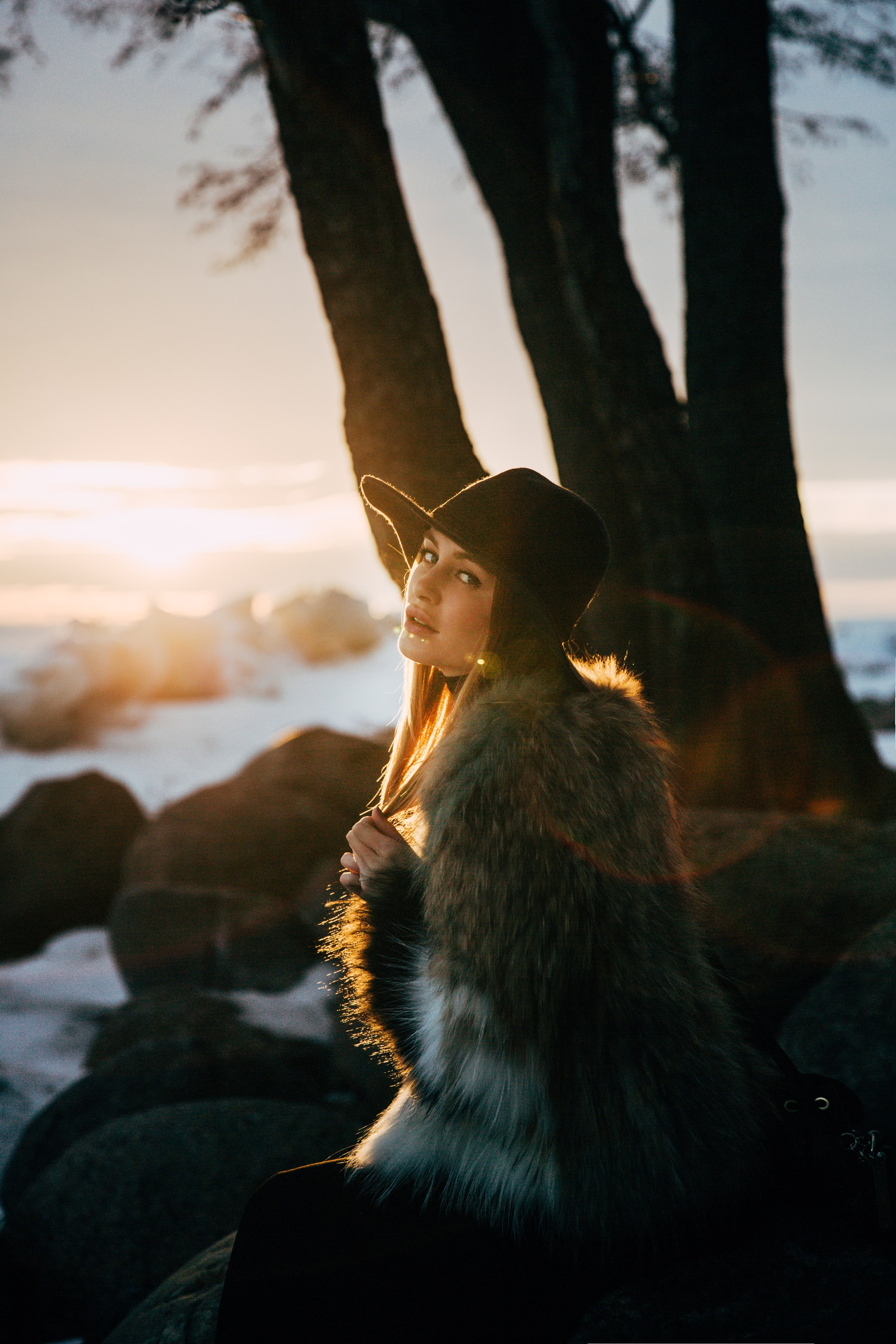 Девушка на берегу Финского залива на закате портрет