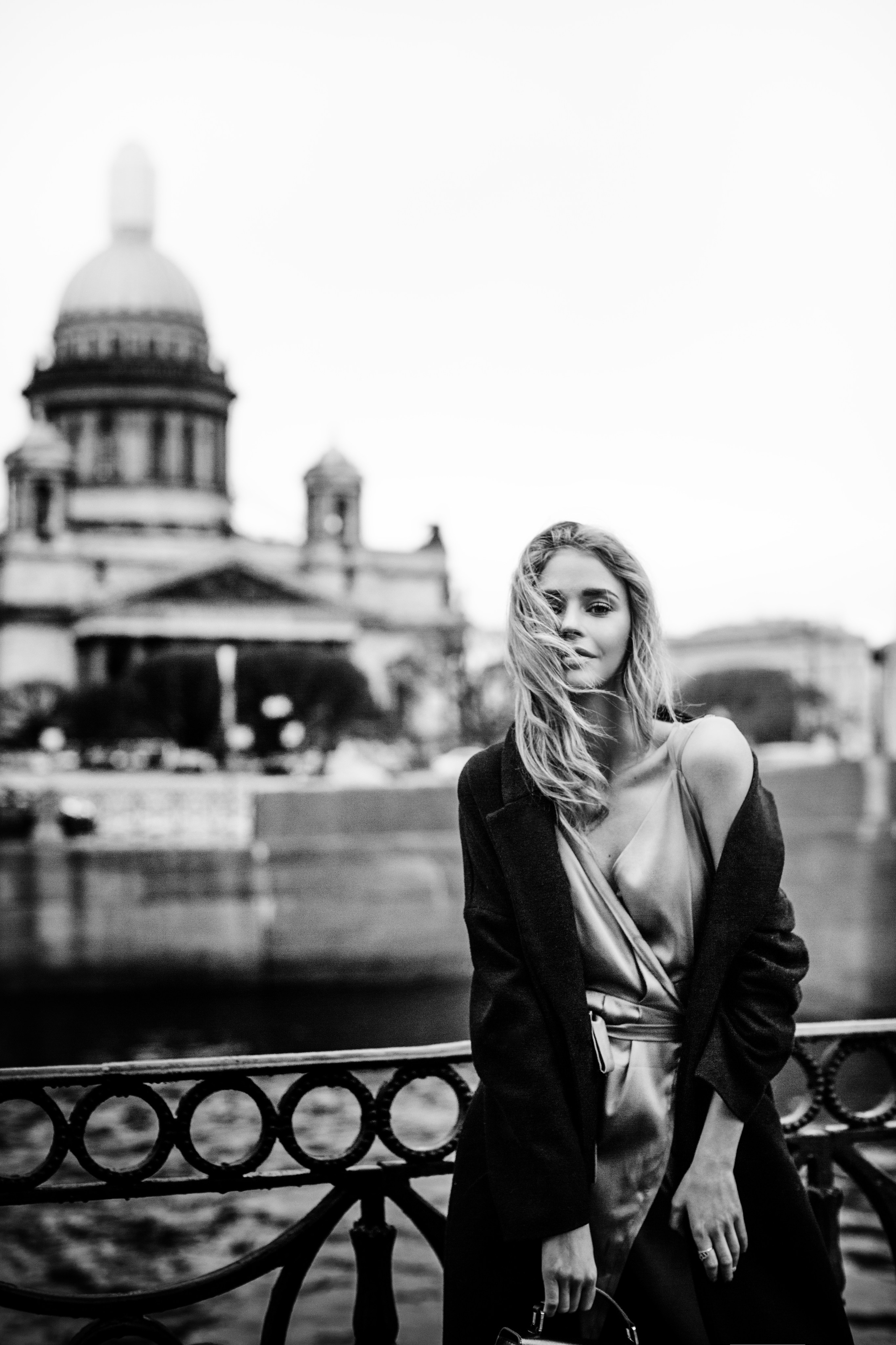 Фотосессия в центре СПб: прогулка с Софией у Исаакиевского и в Доме Зингера