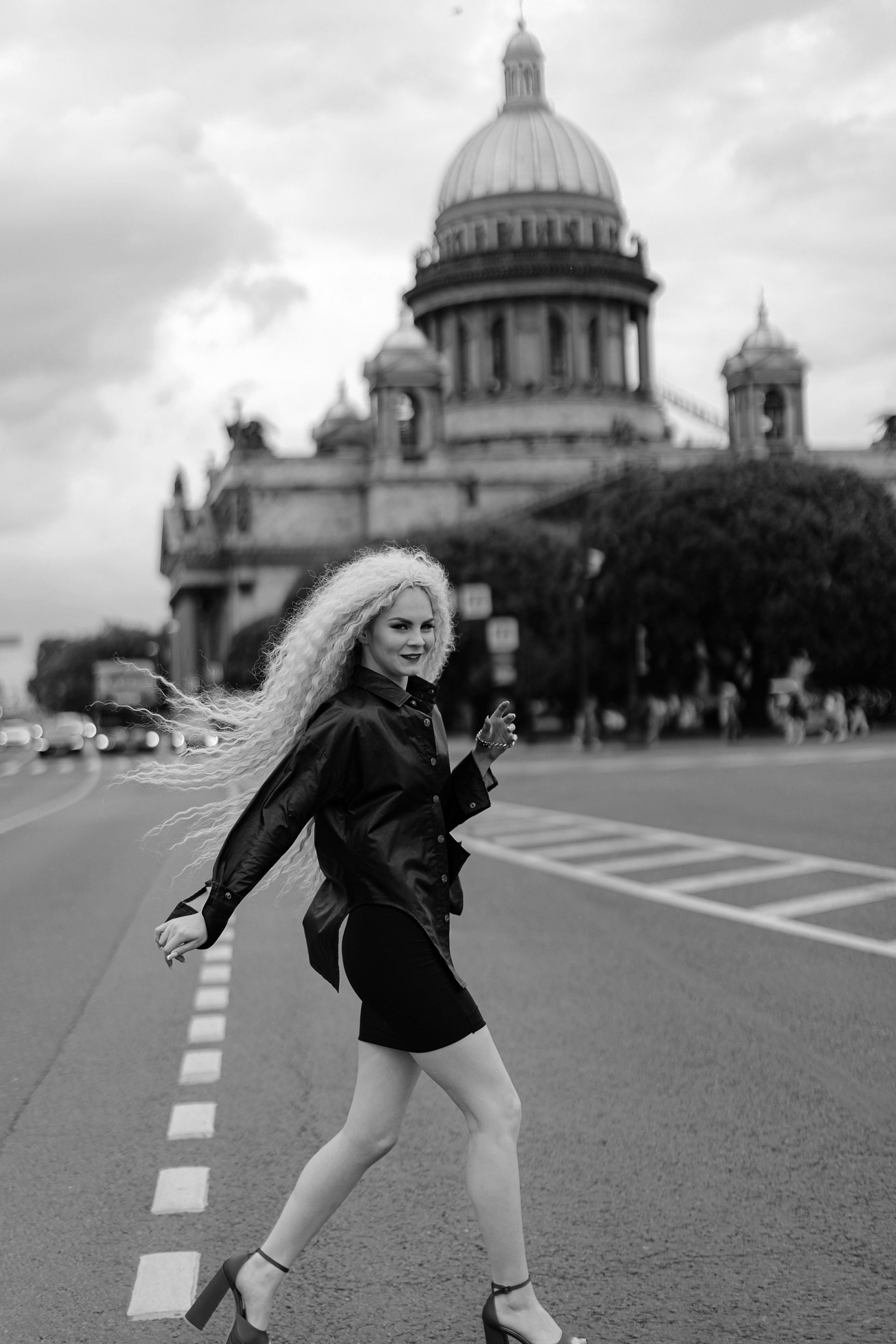 Черно-белый портрет девушки на фоне Исаакиевского собора
