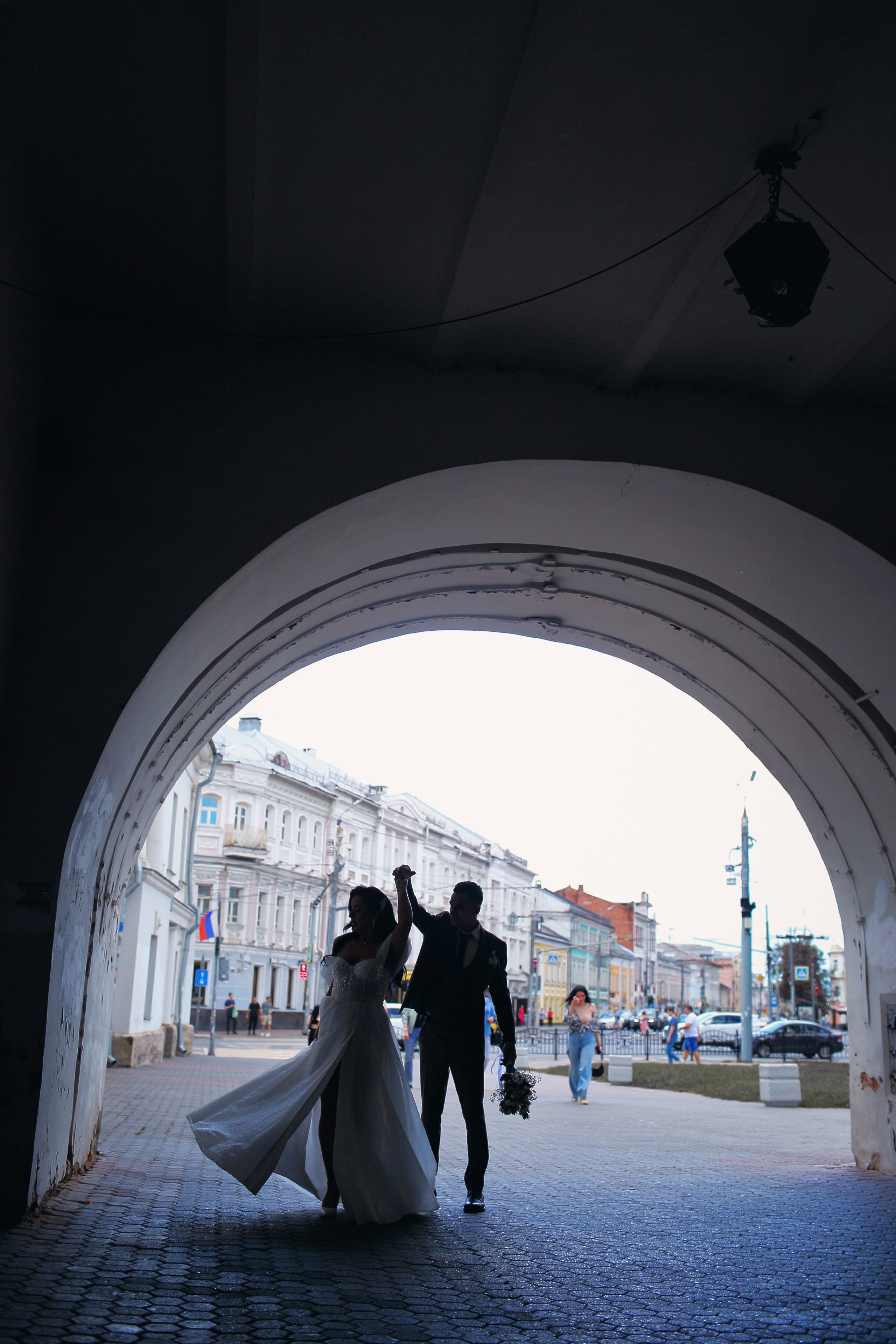 Съемка пары Марии и Ильи, гуляющих по городу. Свадебный и репортажный фотограф в Ярославле и Санкт-Петербурге Роман Микрюков