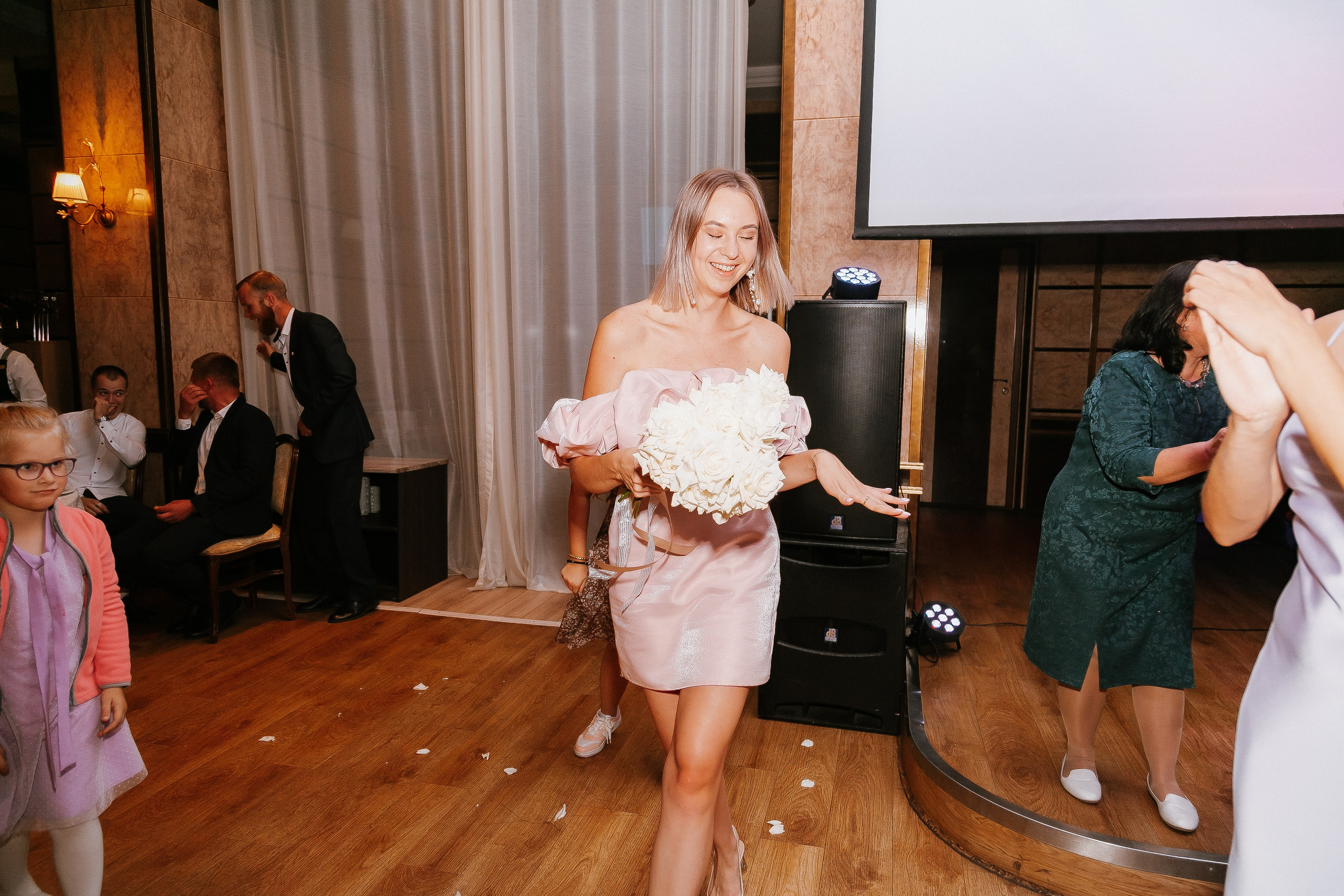 Свадебная осенняя фотосессия Ивана и Лидии в городе. Свадебный и репортажный фотограф в Ярославле и Санкт-Петербурге Роман Микрюков