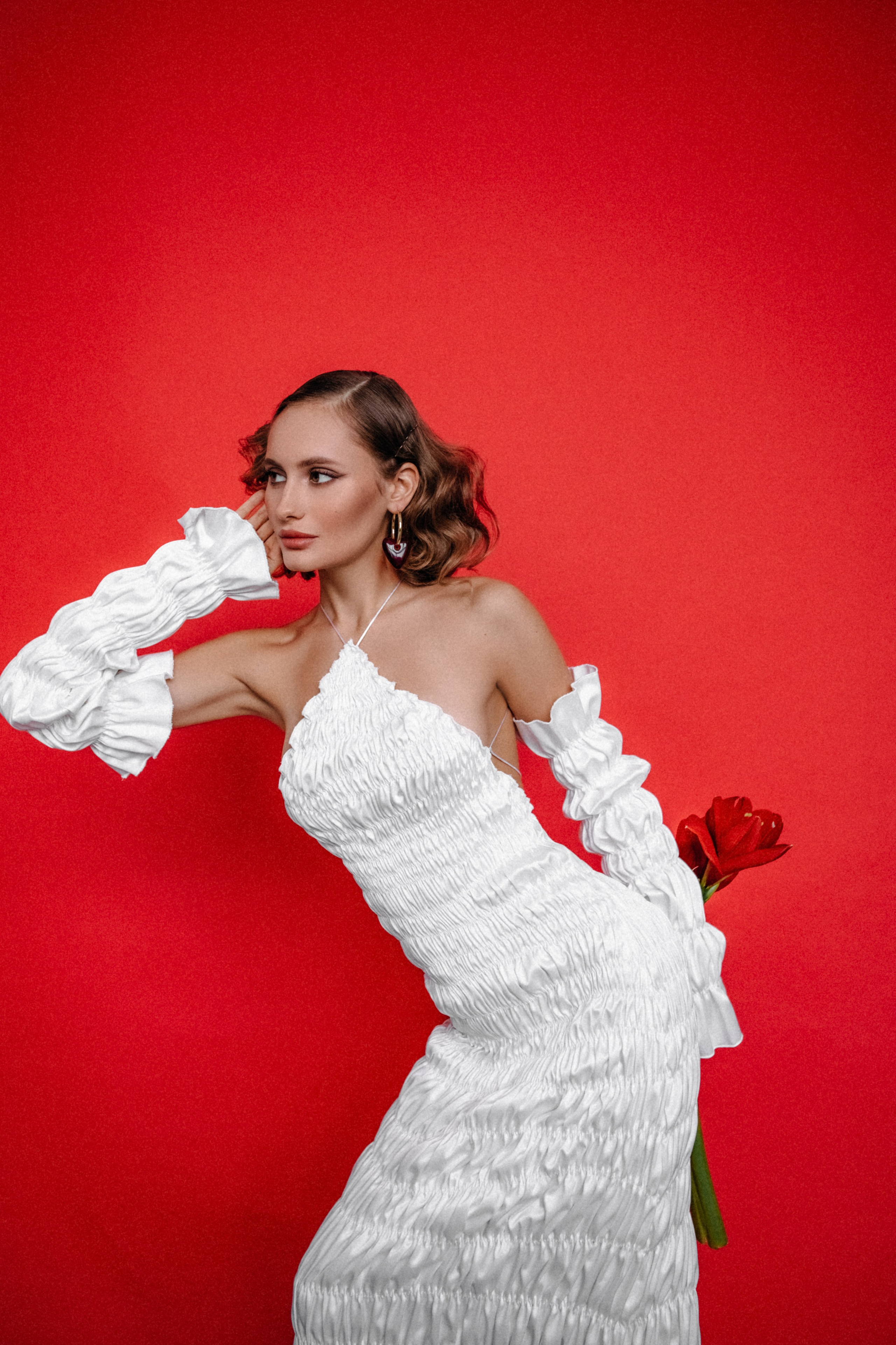 Ангелина. Фотосессия на красном фоне с цветами. Фотограф в Москве Ольга Сатони