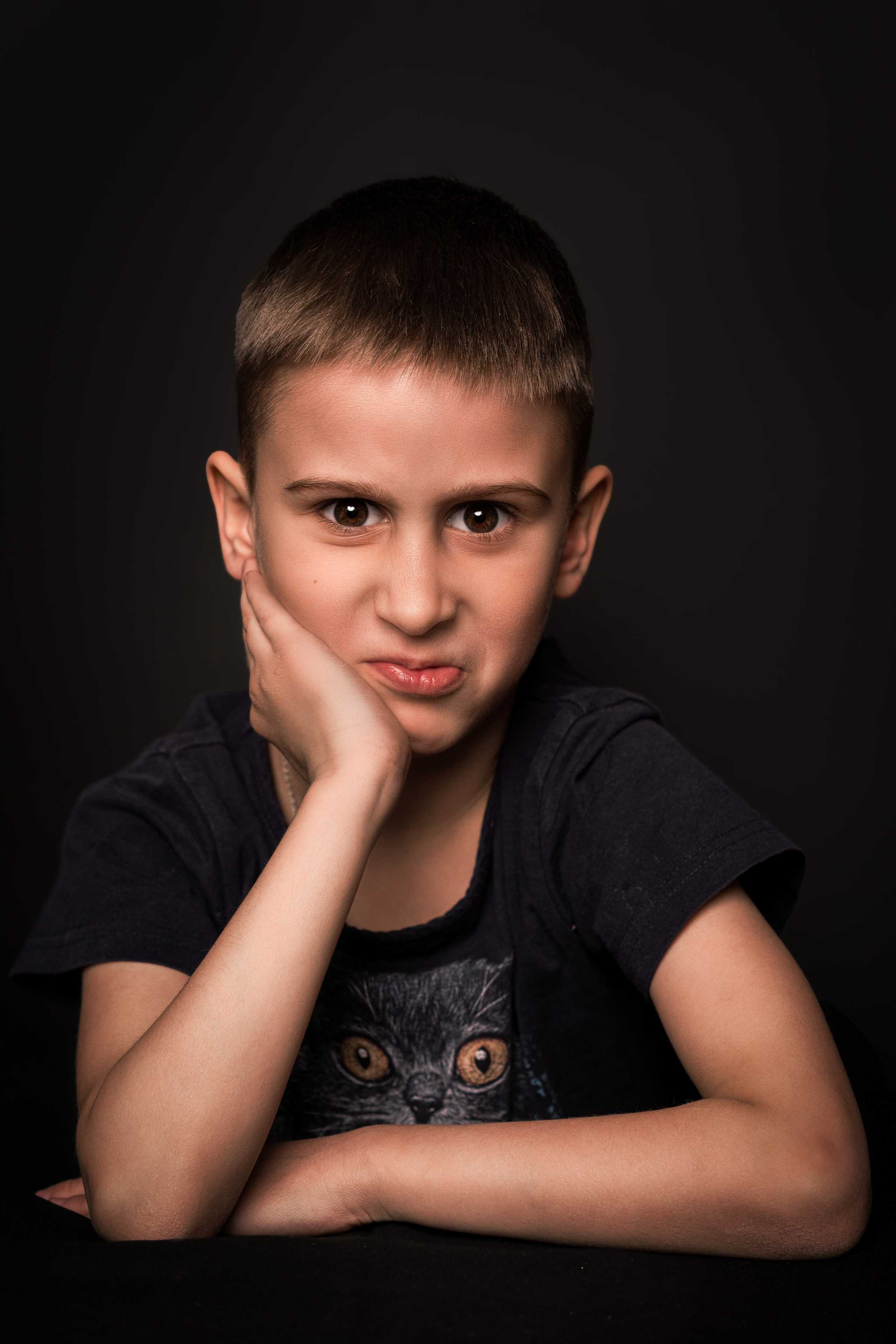 Детский сад, портреты на чёрном фоне. Фотограф Шунова Саша